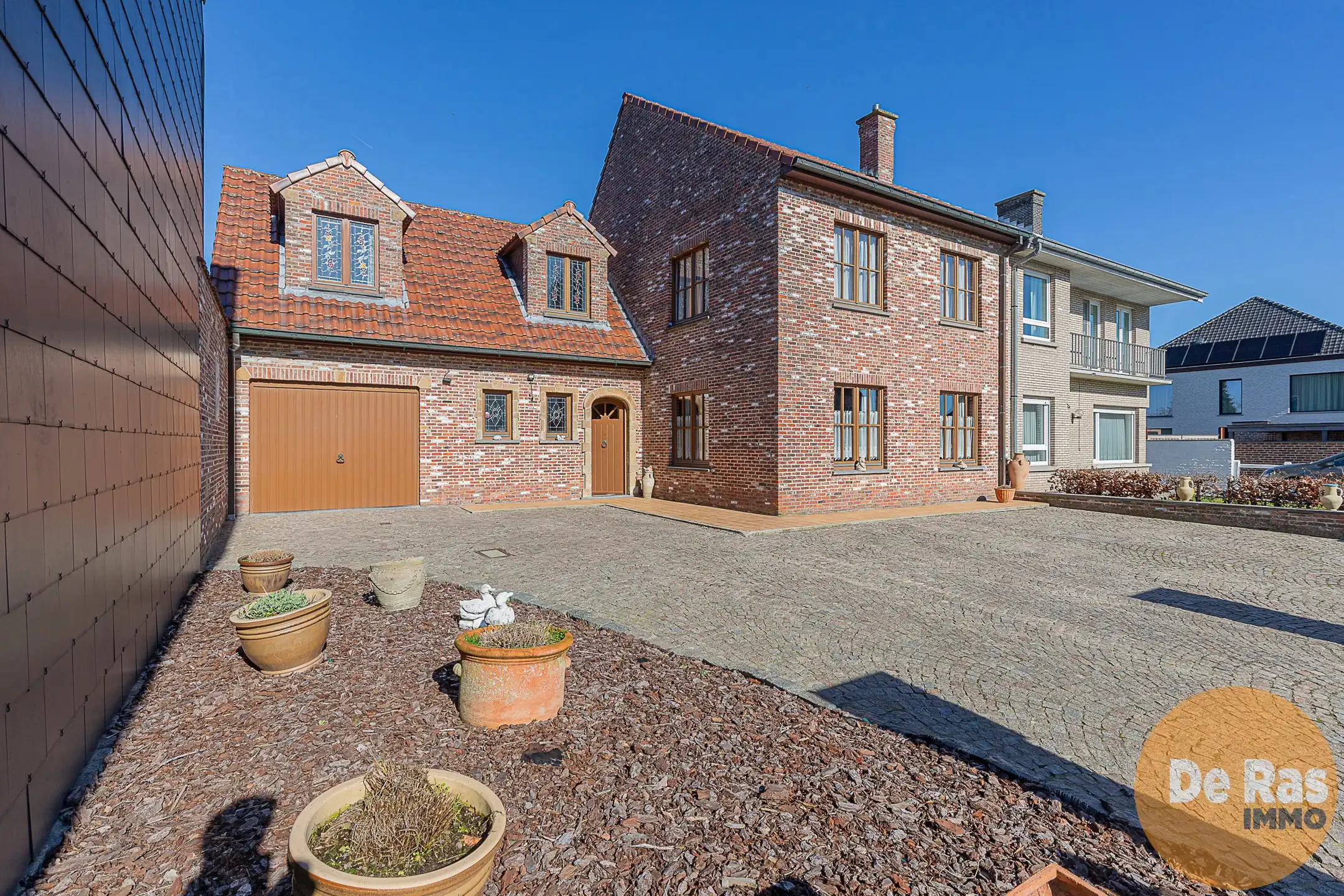 Ruime woning met grote garage en tuin vlakbij station Ede foto {{pictureIndex}}