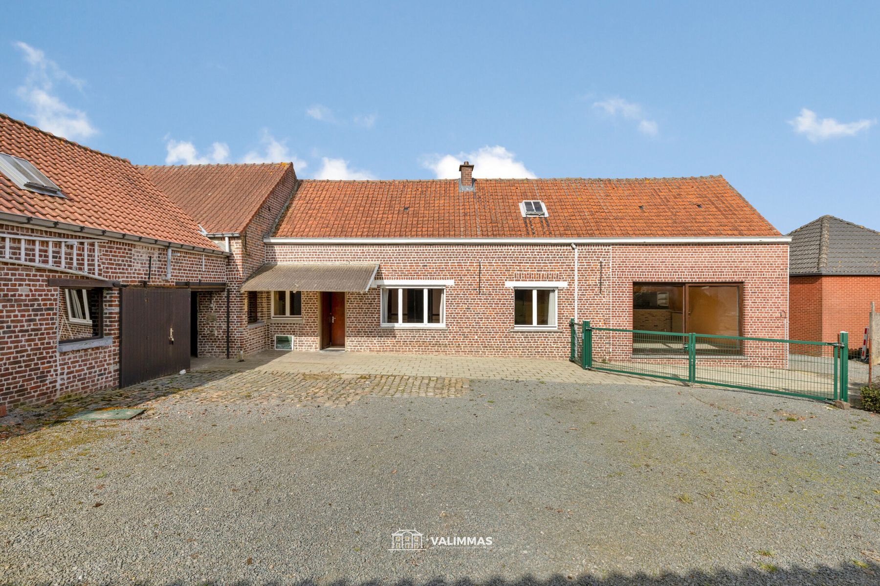 Landelijk gelegen hoeve op 40 are, met bijgebouwen en weide foto 7