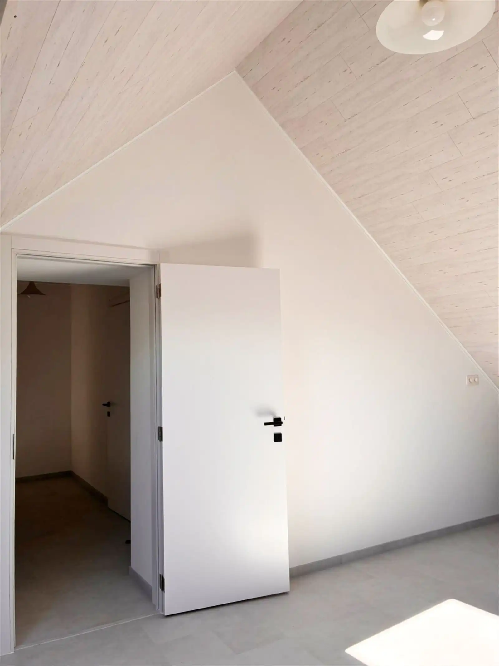 Lichtrijk huis met garage en koer foto 17