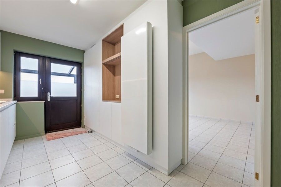 RUIM GELIJKVLOERS APPARTEMENT MET 3 SLKS EN EEN STAANPLAATS OP WANDELAFSTAND VAN HET CENTRUM VAN SINT-TRUIDEN foto 12