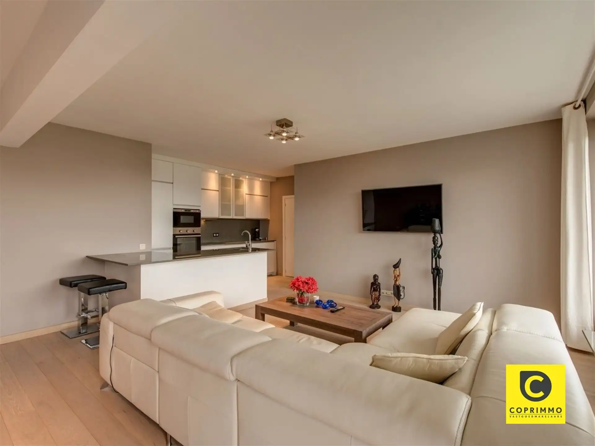 Instapklaar 2 slaapkamer appartement met groot terras! foto 2
