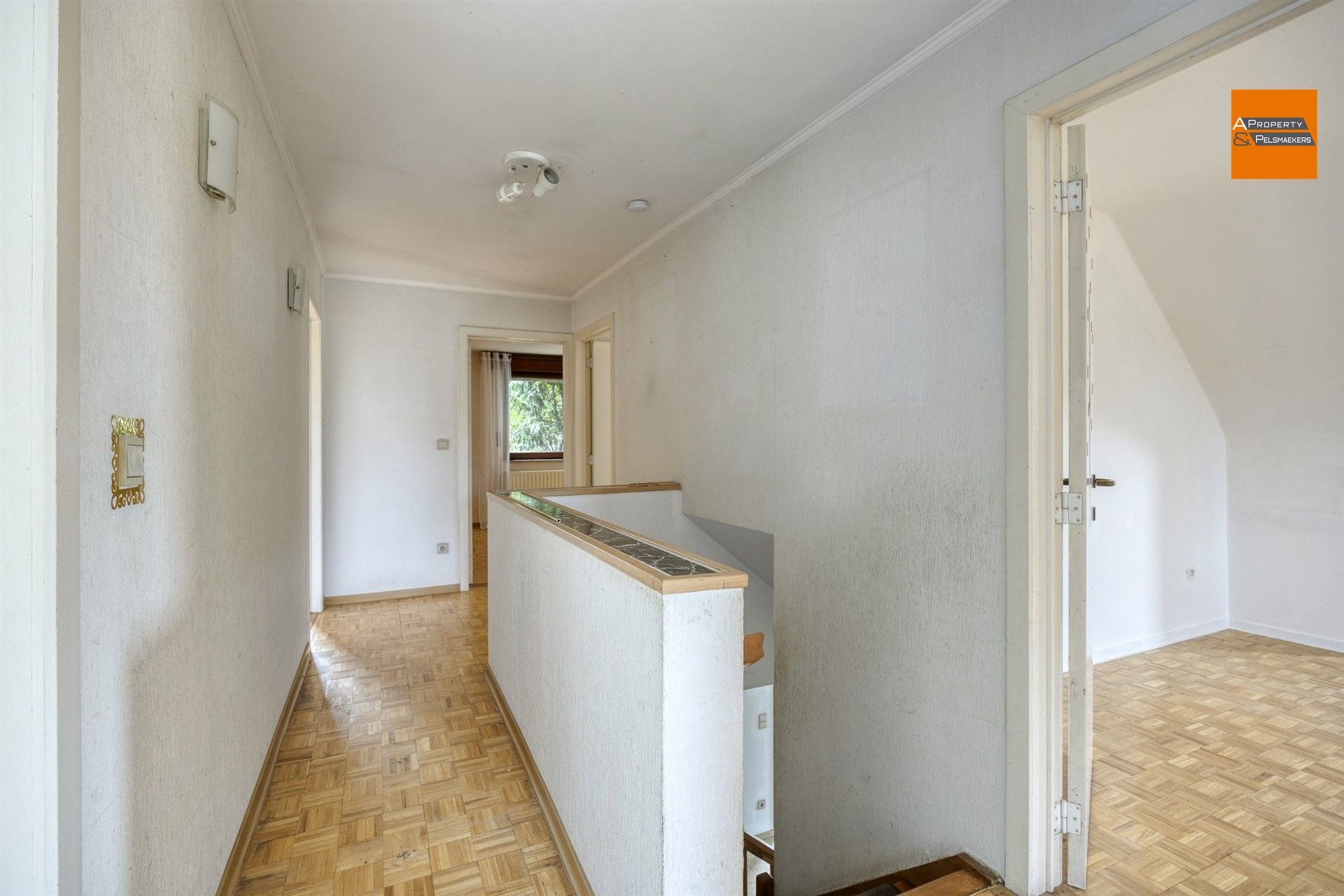 Ruime villa  met 5 slpk, garage en grote tuin foto 17
