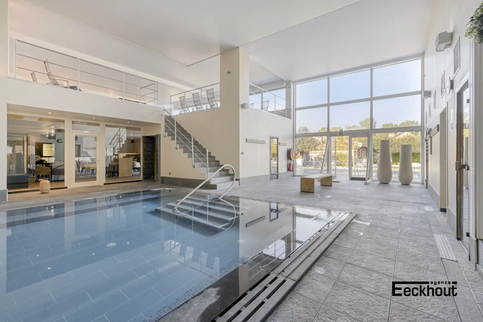 Handelscomplex op gunstige locatie foto 17