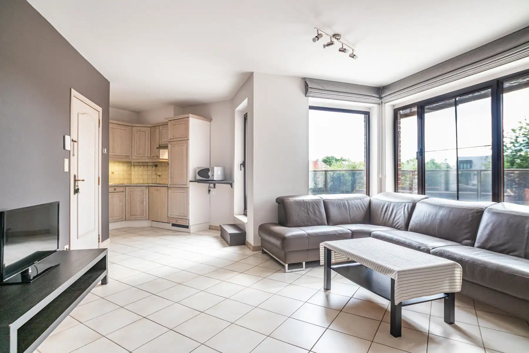 Ruim appartement met 2 slaapkamers, zonnig terras en garage foto 6