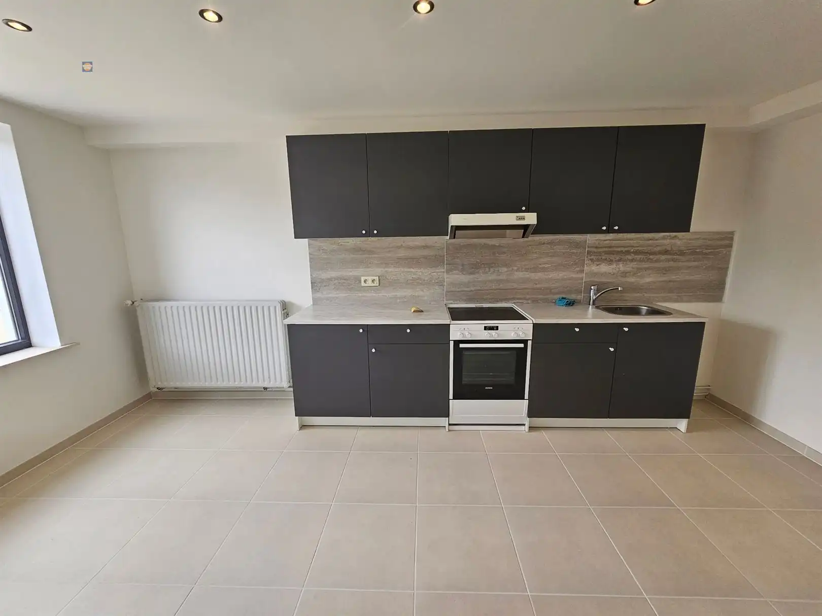 Recent gerenoveerde rijwoning met garage, tuin en 2 slaapkamers foto 6