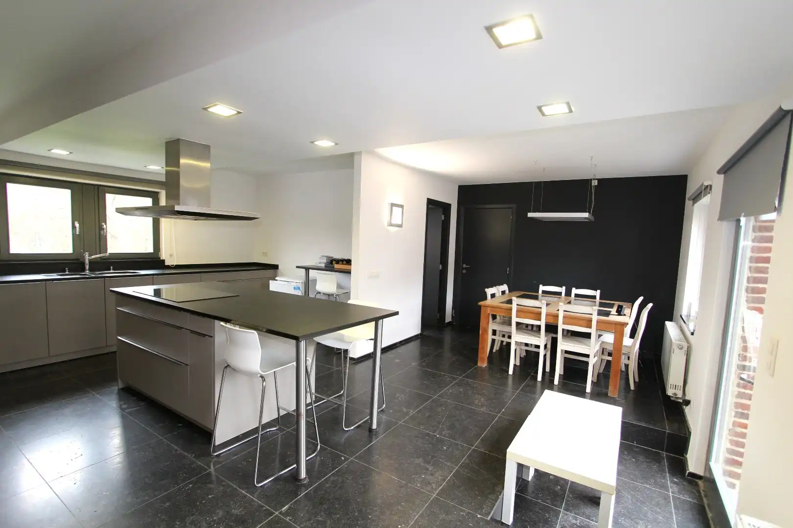 RUIME WONING VAN 390 m² MET GROTE TUIN EN ZWEMBAD foto 8