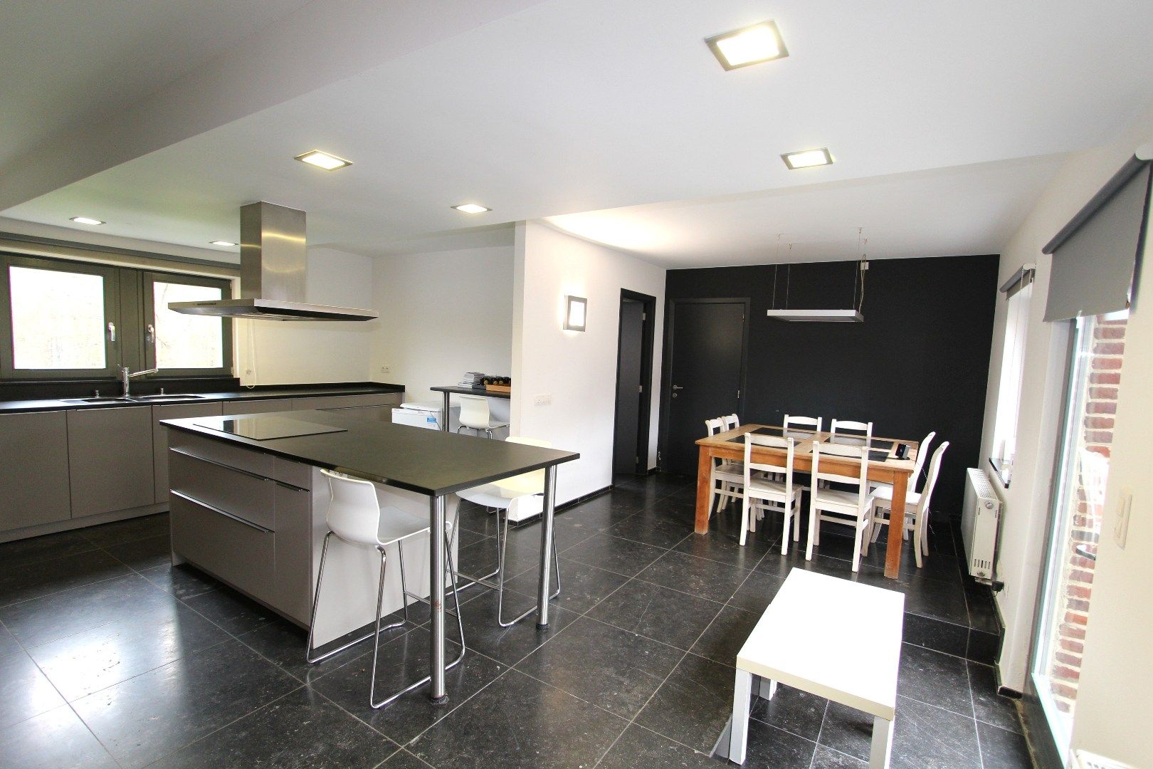 RUIME WONING VAN 390 m² MET GROTE TUIN EN ZWEMBAD foto 8