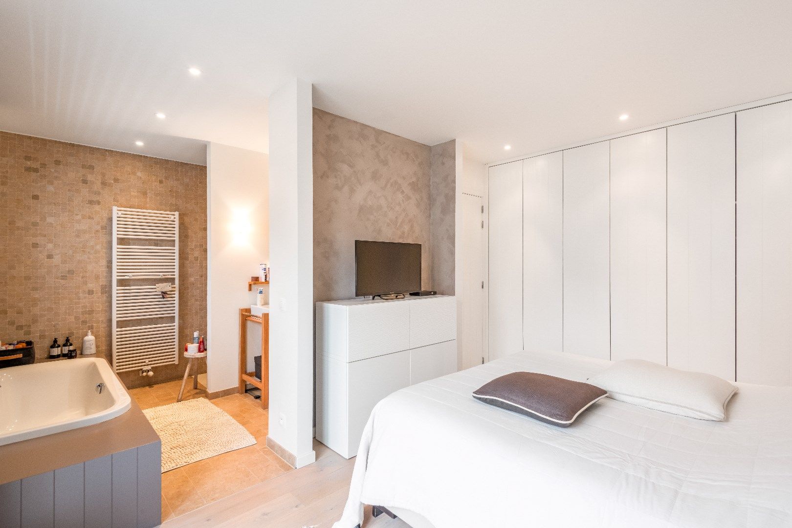 Ruim woonappartement gelegen op wandelafstand van de Zeedijk en het centrum van Knokke. Aankoop inpandige box mogelijk. foto 15