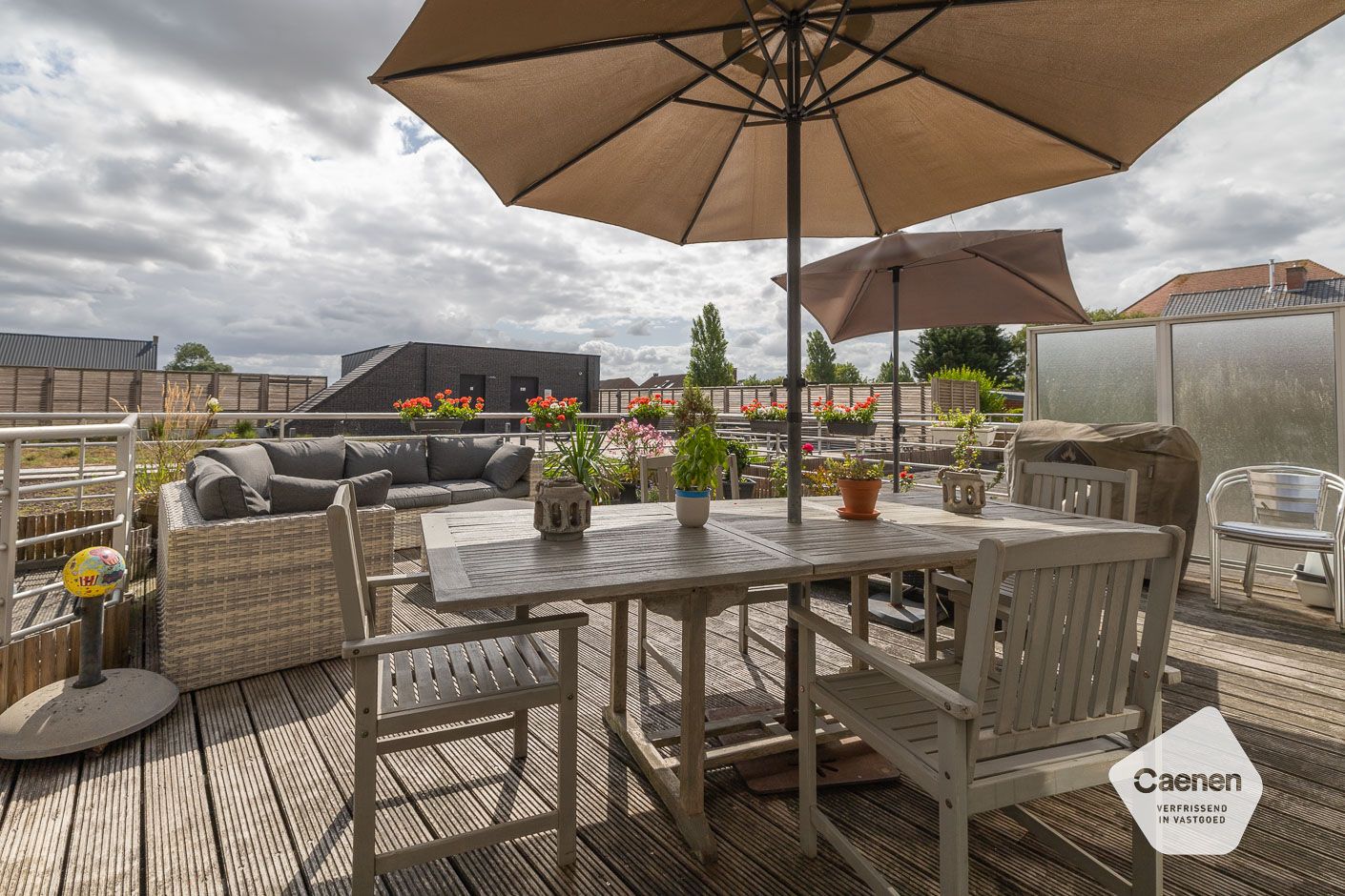 🌊 Te koop: Gelijkvloers appartement met 2 slaapkamers + slaaphoek met uitzonderlijk groot terras – vlak bij zee! foto 2