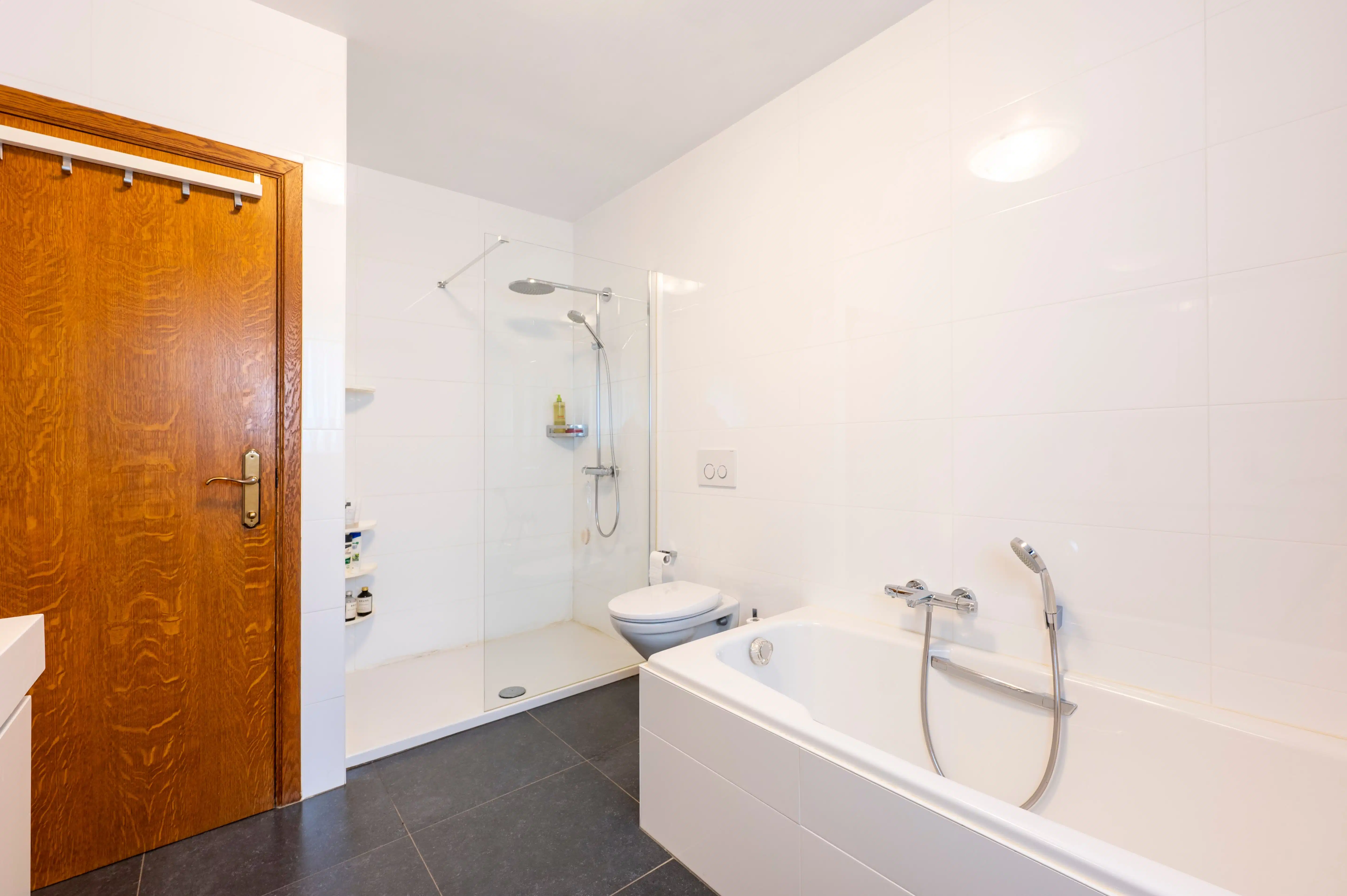 Ruime villa met praktijkruimte op toplocatie in Schotenhof. foto 24