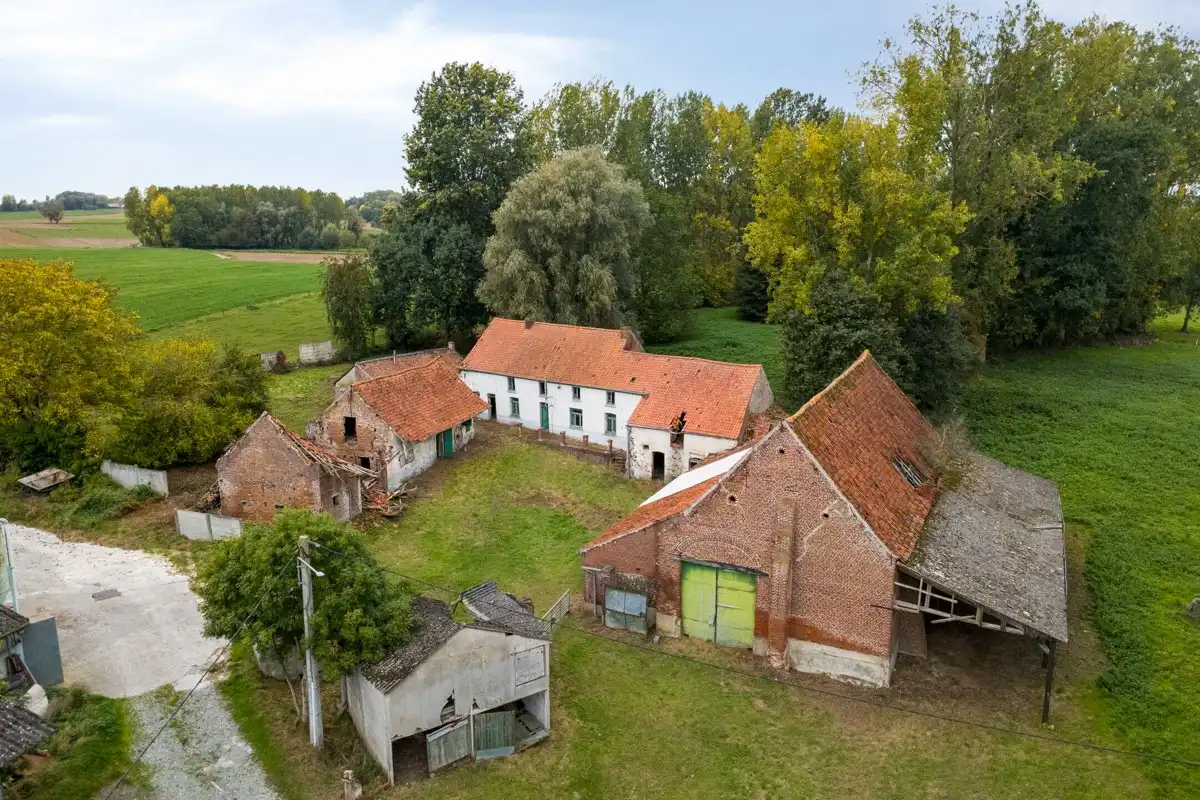 Te renoveren hoeve met schuren op ca. 1,3ha! foto 2