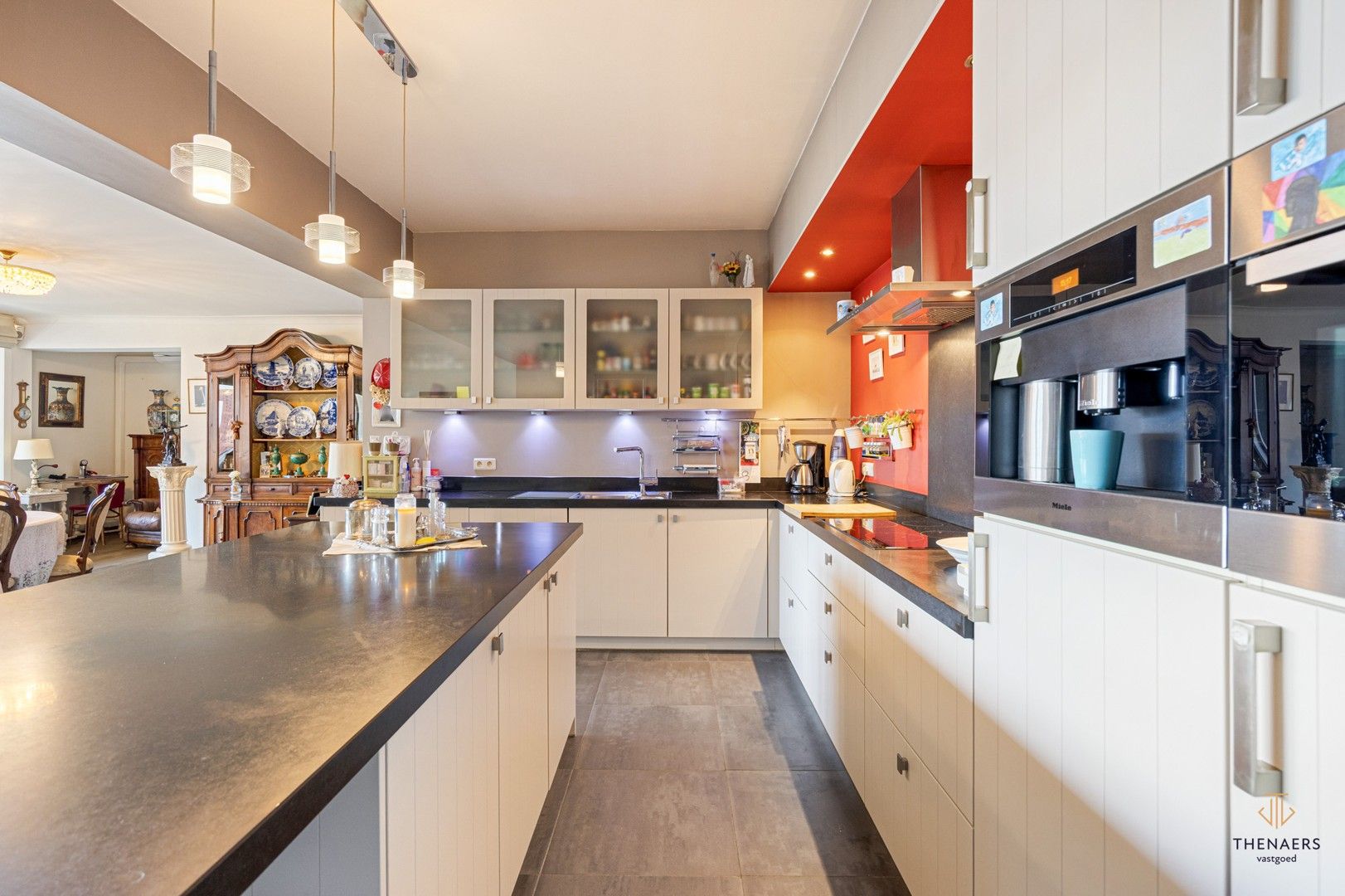 Zeer ruim appartement met 3 slaapkamers & 2 autostaanplaatsen op toplocatie. foto 9