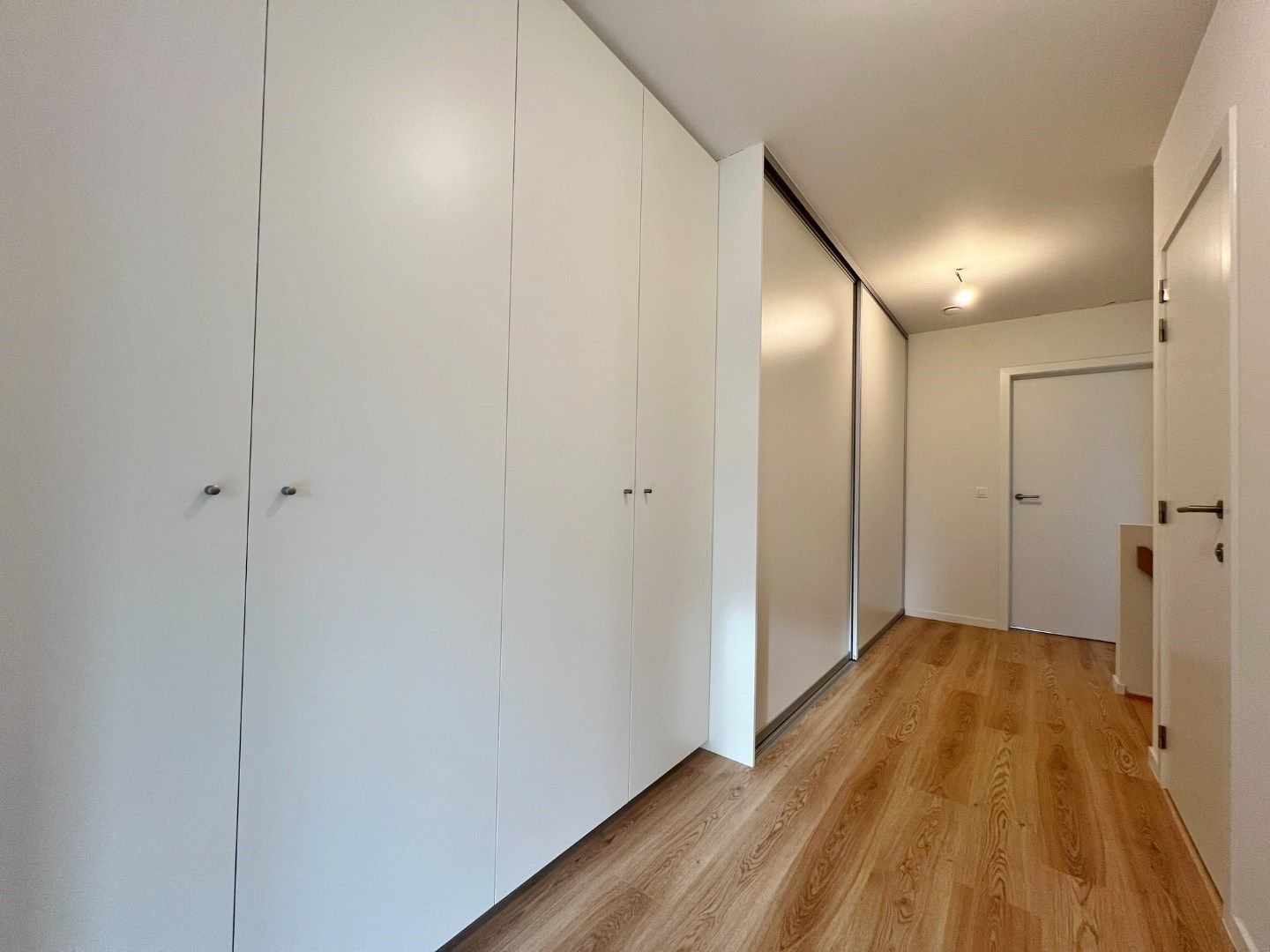 Nieuwbouwwoning met 3 slaapkamers, carport en afgesloten tuin met terras.  foto 10