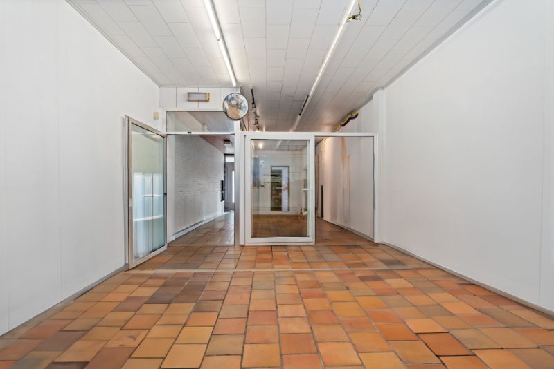 Ruime woning met handelsruimte/bureel vooraan foto 3