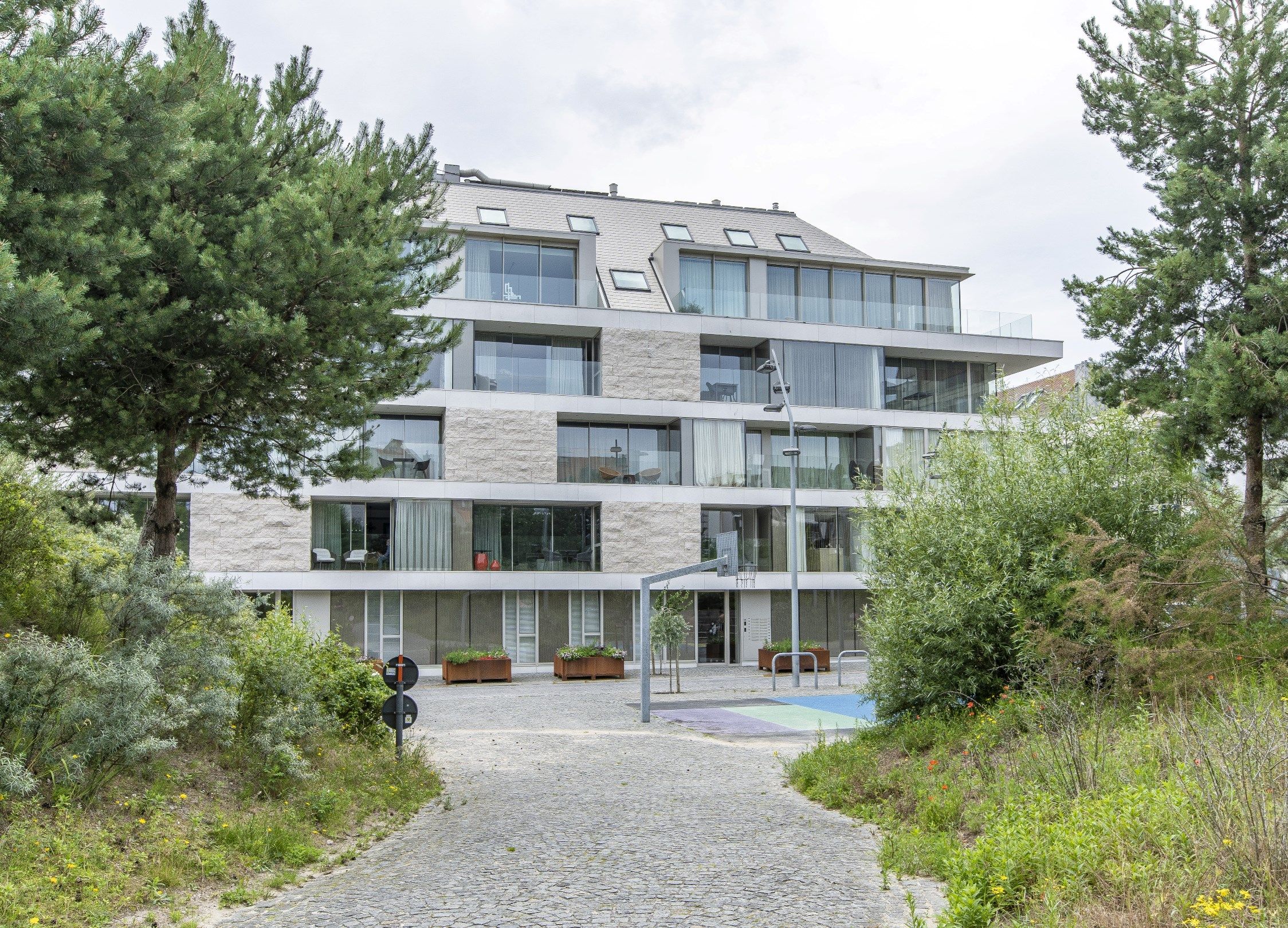 Subliem, luxueus tuinappartement met dubbele garage, rustig gelegen in een standingvolle residentie. foto {{pictureIndex}}