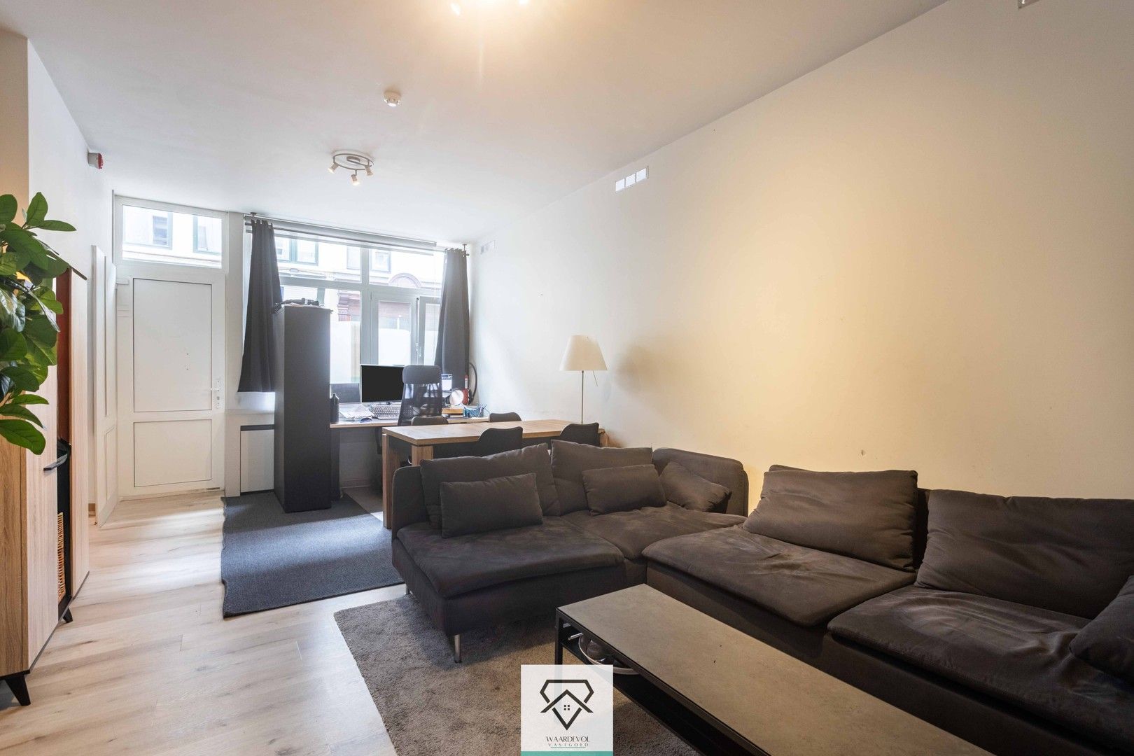 Instapklare stadswoning met 3 slaapkamers te koop foto {{pictureIndex}}