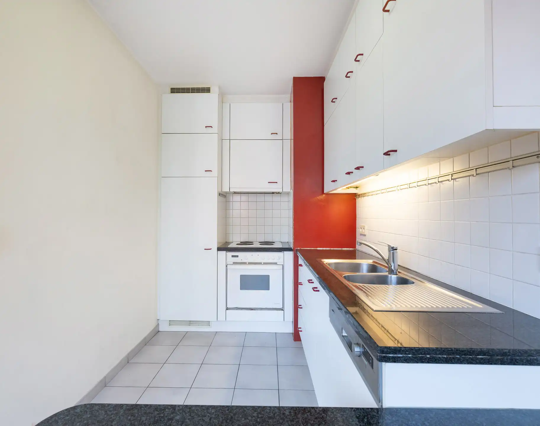 Europese wijk | Licht appartement met parking foto 5