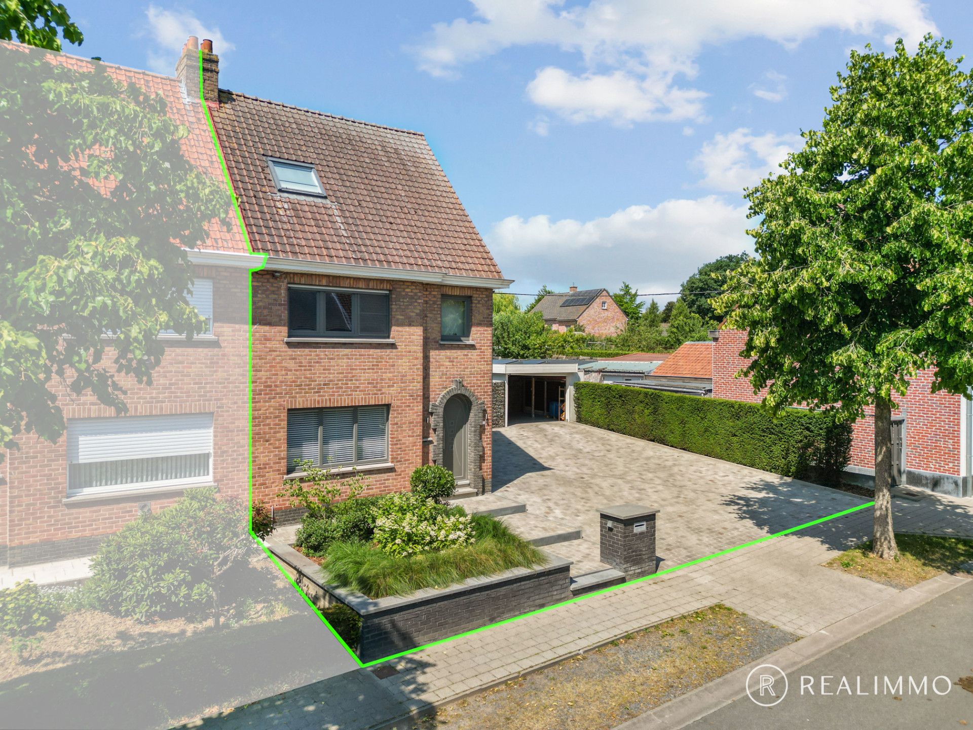 Stijlvol gerenoveerde woning op ruim perceel in het centrum van Moen foto 2