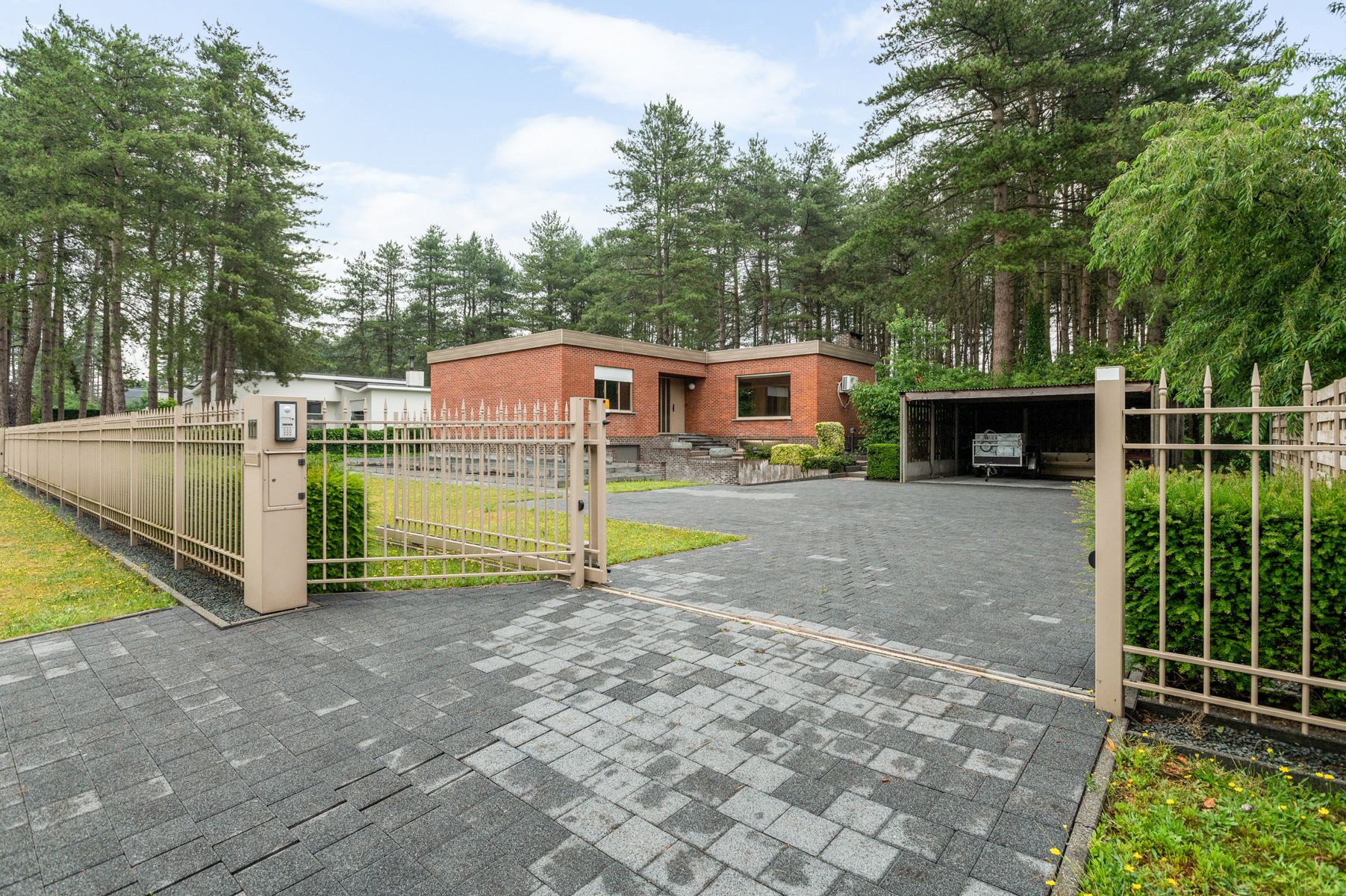 Hoofdfoto van de publicatie: Gelijkvloerse villa met 3 slks op 2800m2 grond