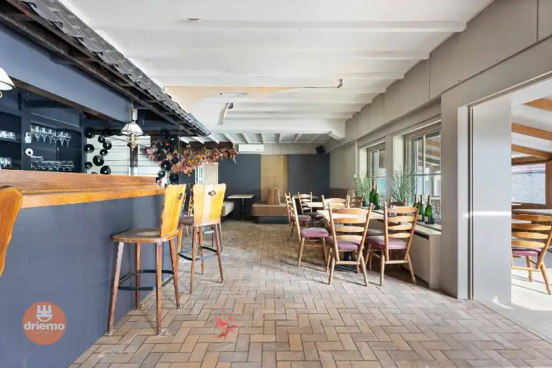 Ruime woning met handelspand foto 16