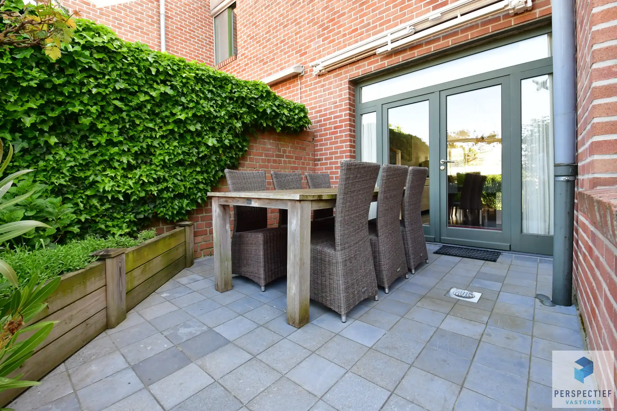 Ruime goed onderhouden woning met 3 slpk en tuin foto 3