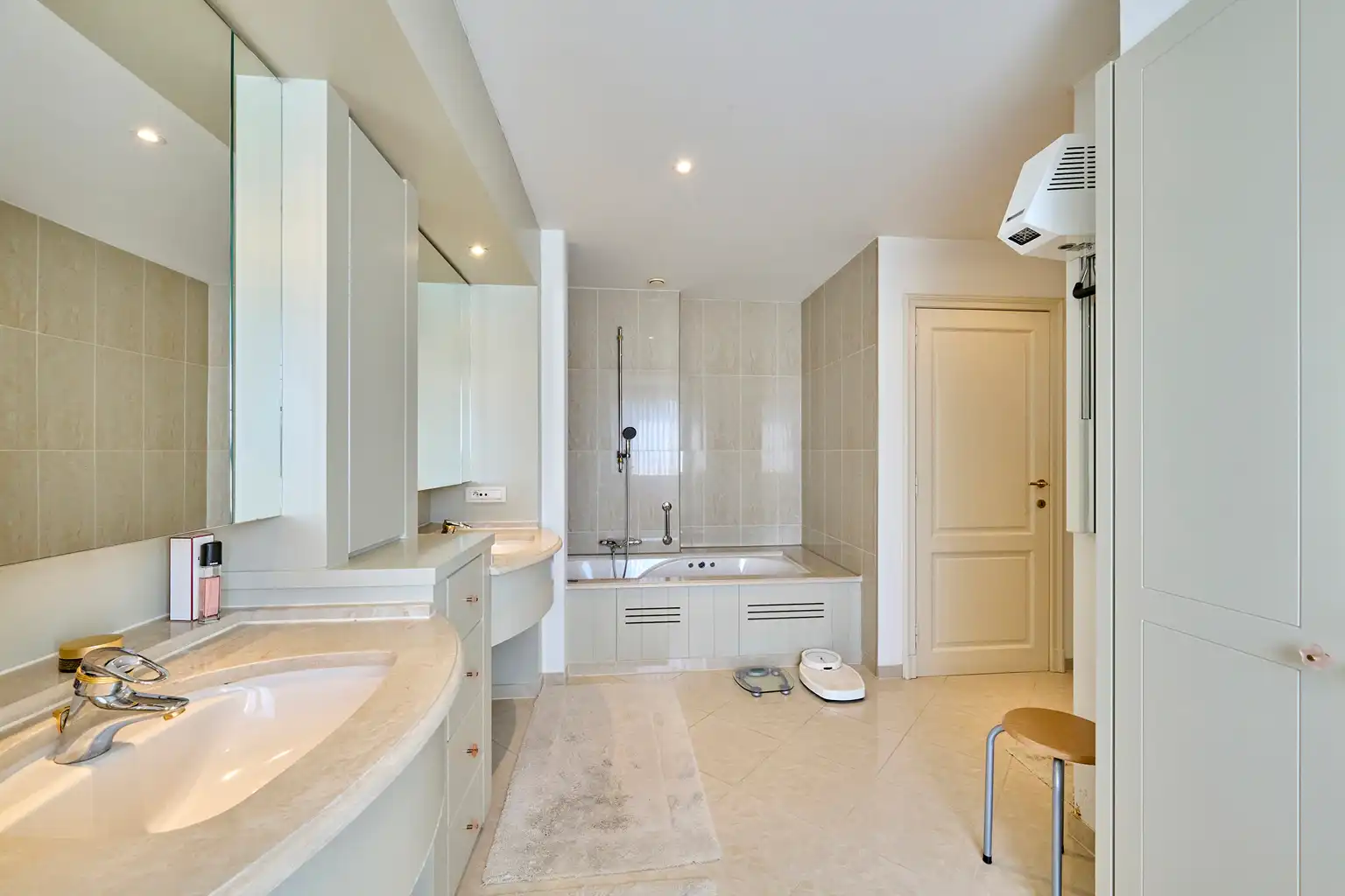 Exclusieve villa met bijgebouwen op 6.660m² grond foto 18