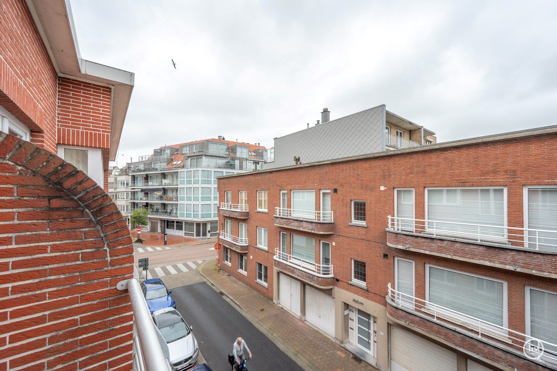 Zonnig appartement genietend van prachtig open zicht op de villa's van Knokke, heel goed gelegen vlakbij het centrum en de zee.  foto 16