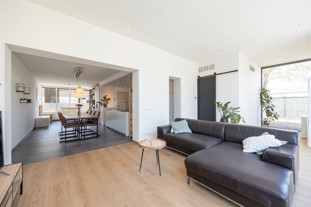 Instapklare woning met garage en gezellige tuin foto 3