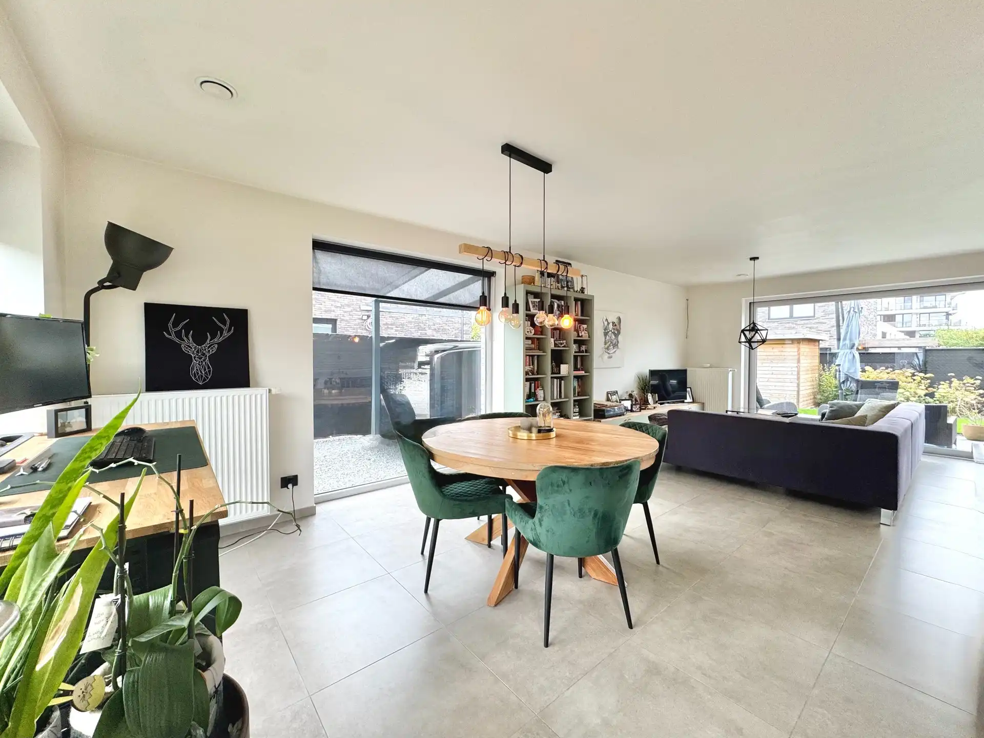 MODERNE HALFOPEN WONING MET 3 KAMERS, TUIN & CARPORT foto {{pictureIndex}}