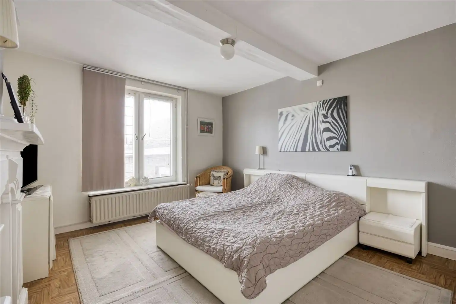 Prachtige karaktervolle stadswoning voorzien van 6 slaapkamers, ruime buitenkoer en vrijstaande garage in het centrum van Maaseik.  foto 20