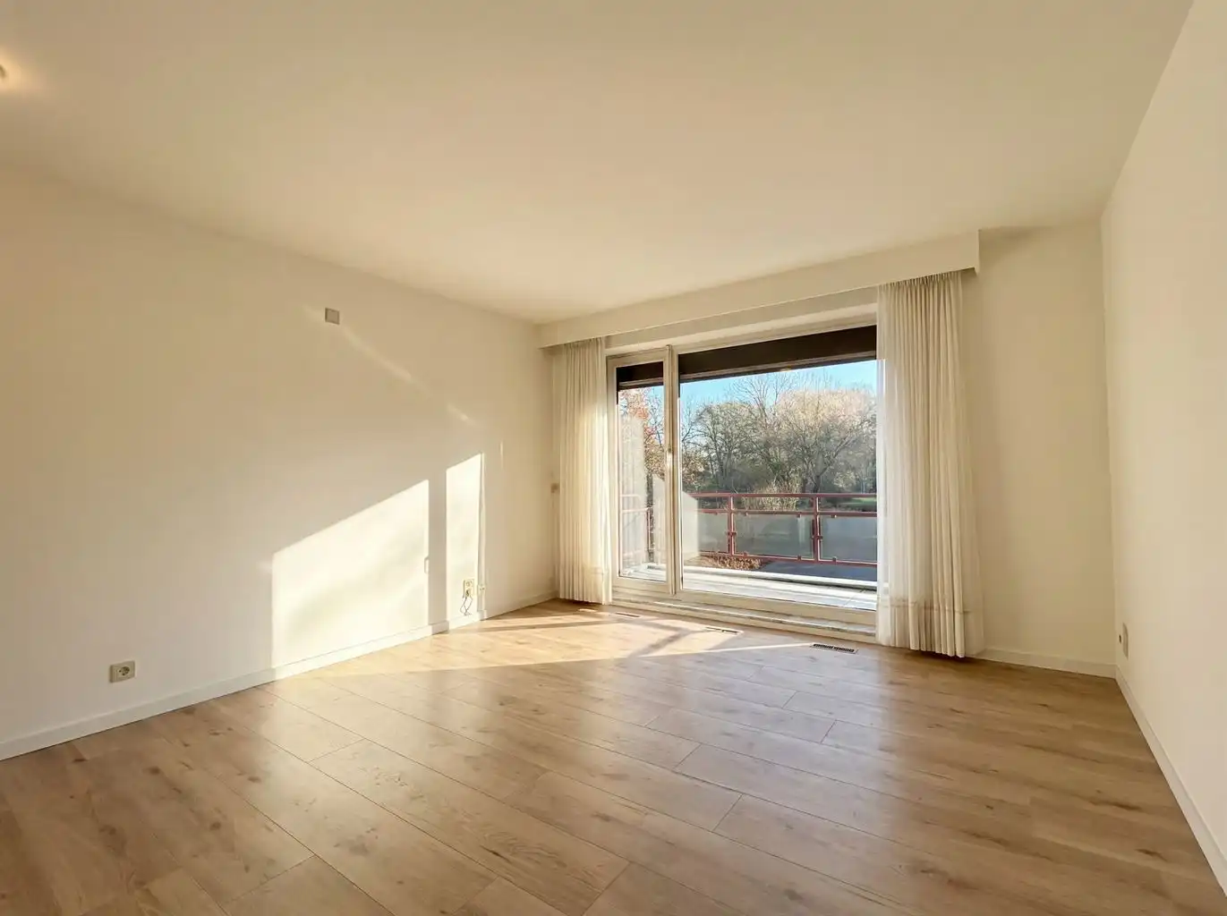 Zeer ruim gelijkvloers appartement voorzien van 2 (+1) slaapkamers, terrassen en afgesloten garagebox, gelegen nabij het centrum van Maaseik. foto 12