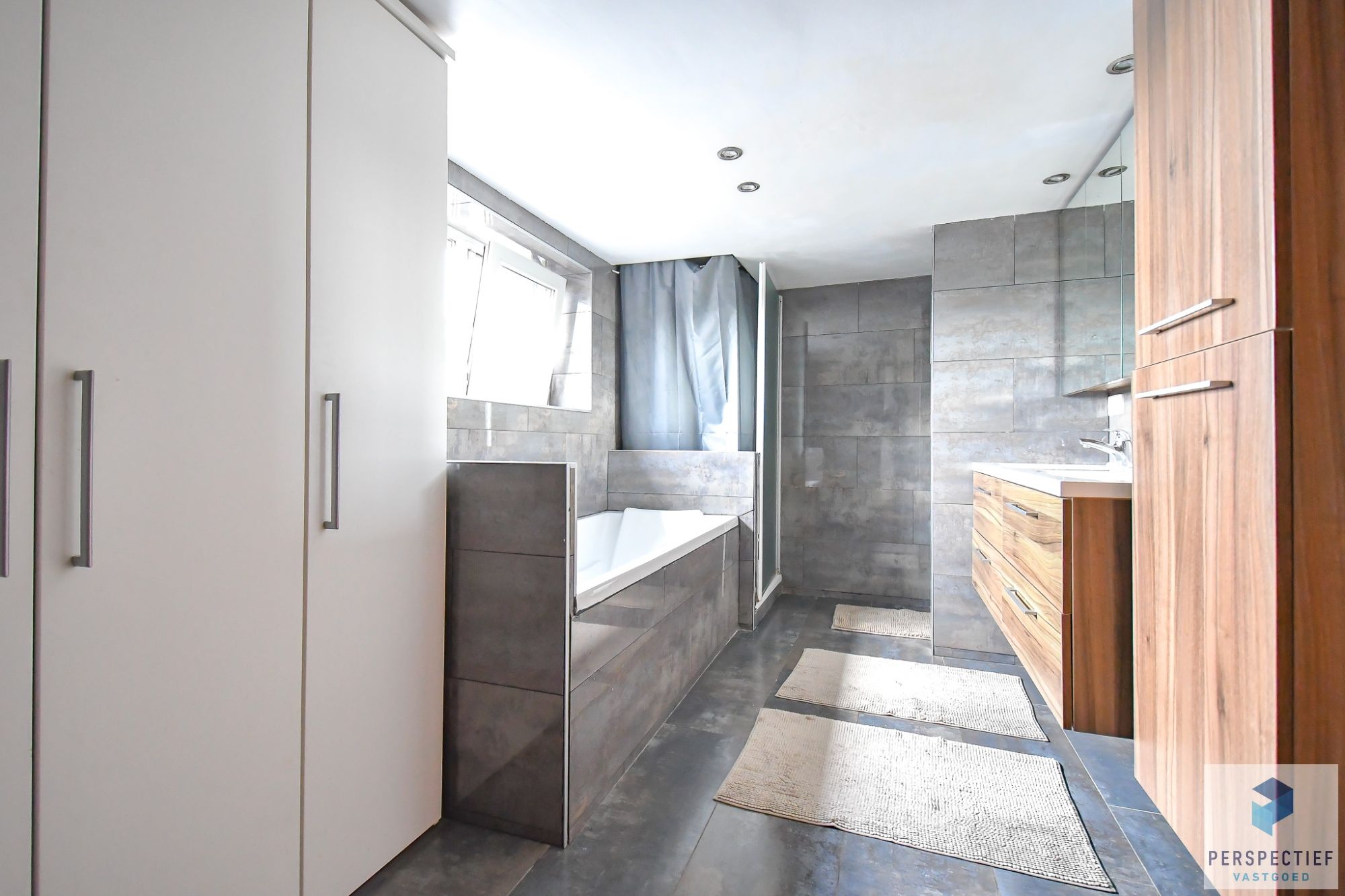 STATIGE GROTE WONING met 4 slaapkamers, garage & GROTE TUIN foto 18