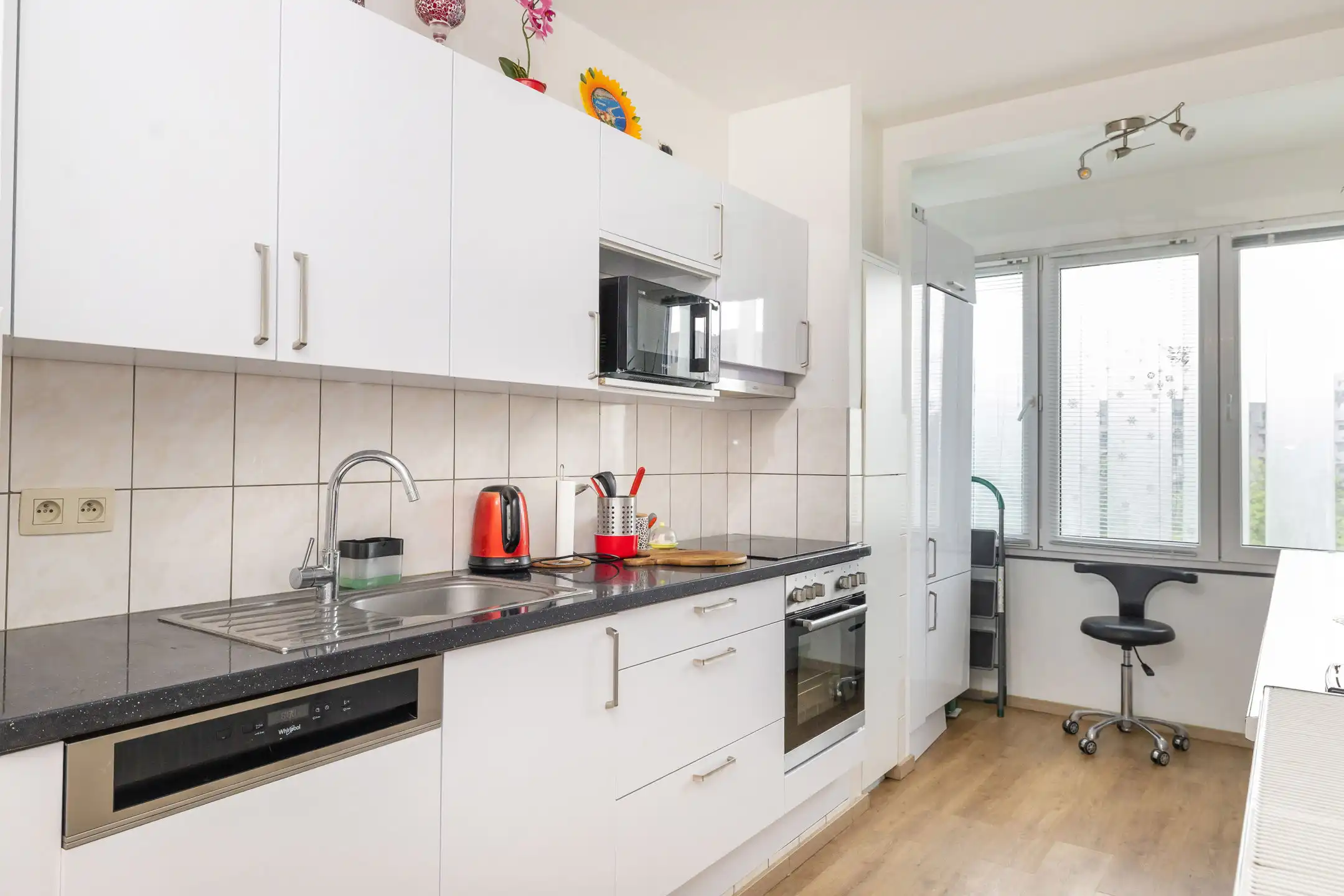 Volledig gerenoveerd appartement 2 slaapkamers van ± 95 m² foto 2
