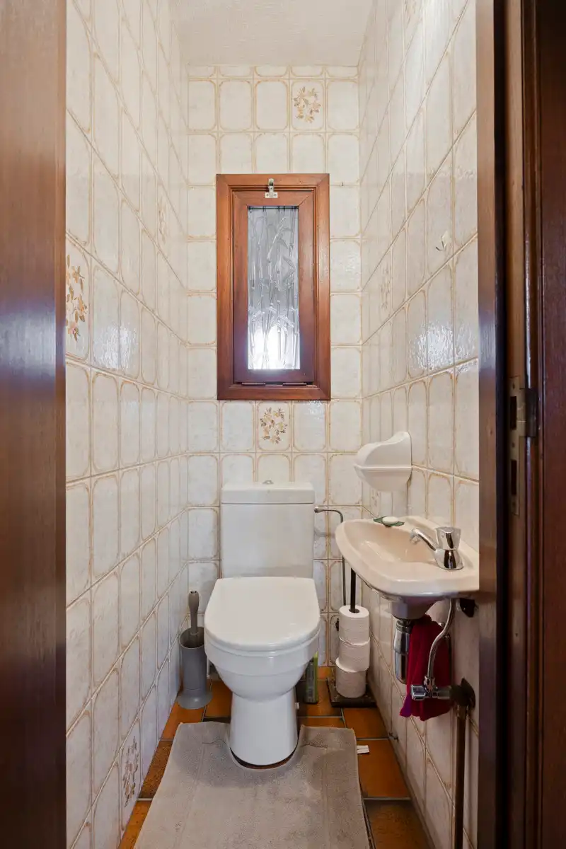 Karaktervolle woning met omheinde tuin en veel staanplaatsen foto 11