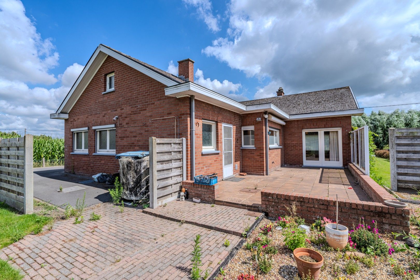 Te renoveren bungalow op ruim perceel foto 17