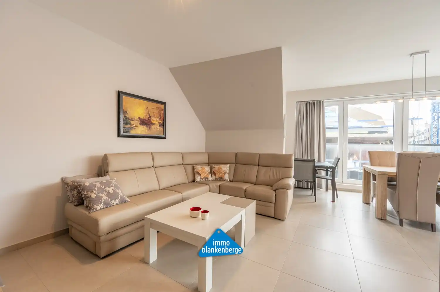 Uniek dakappartement met 3 slaapkamers en 2 badkamers. foto 2