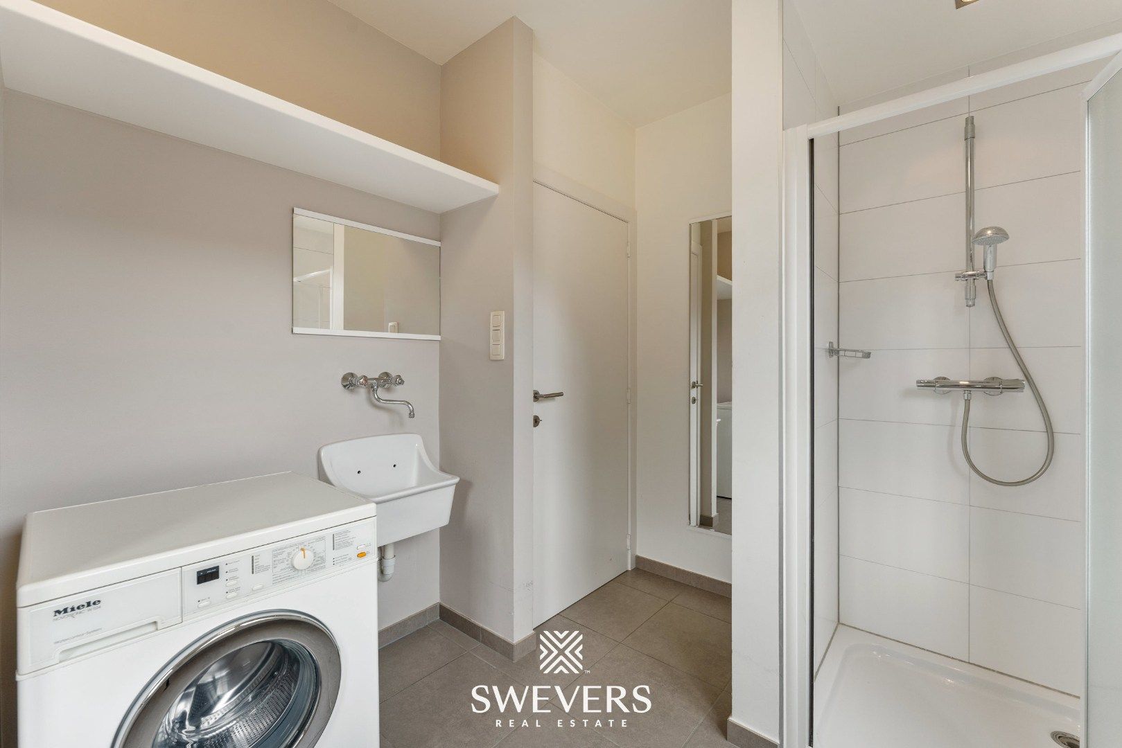 Riante woning met vijf slaapkamers en zwembad te Heusden-Zolder foto 17