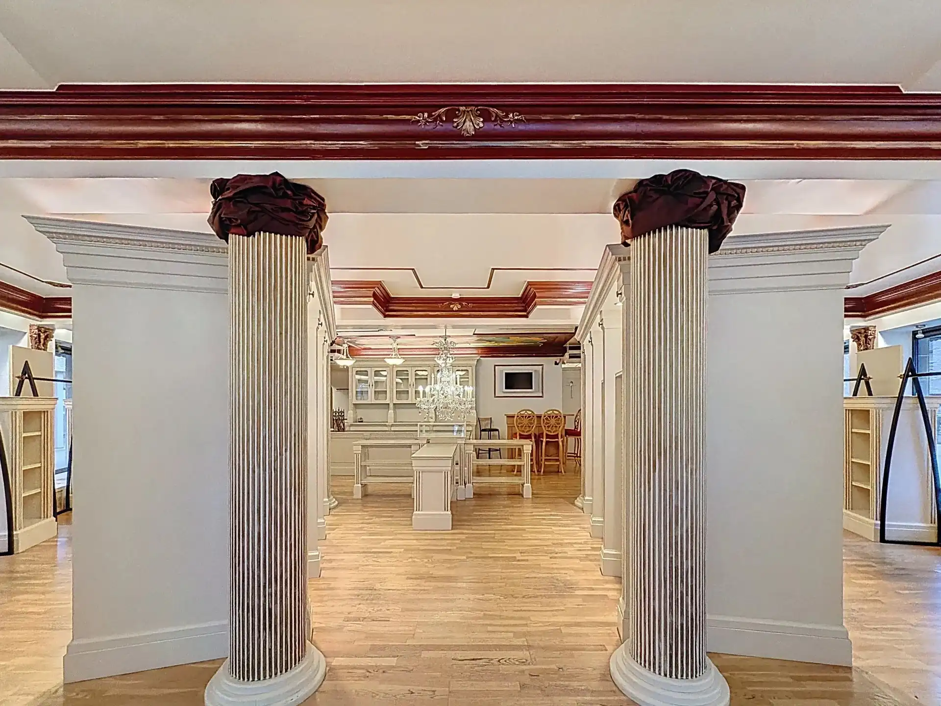 Ruim handelspand met kantoor en keuken op toplocatie. foto 2