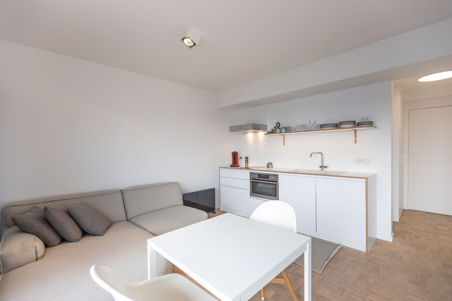 Instapklare Studio met zonnig terras nabij strand en stad foto {{pictureIndex}}