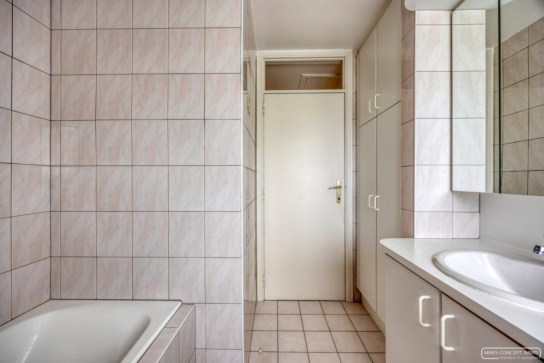 Te renoveren woning te koop te Anzegem met prachtig verzicht foto 8