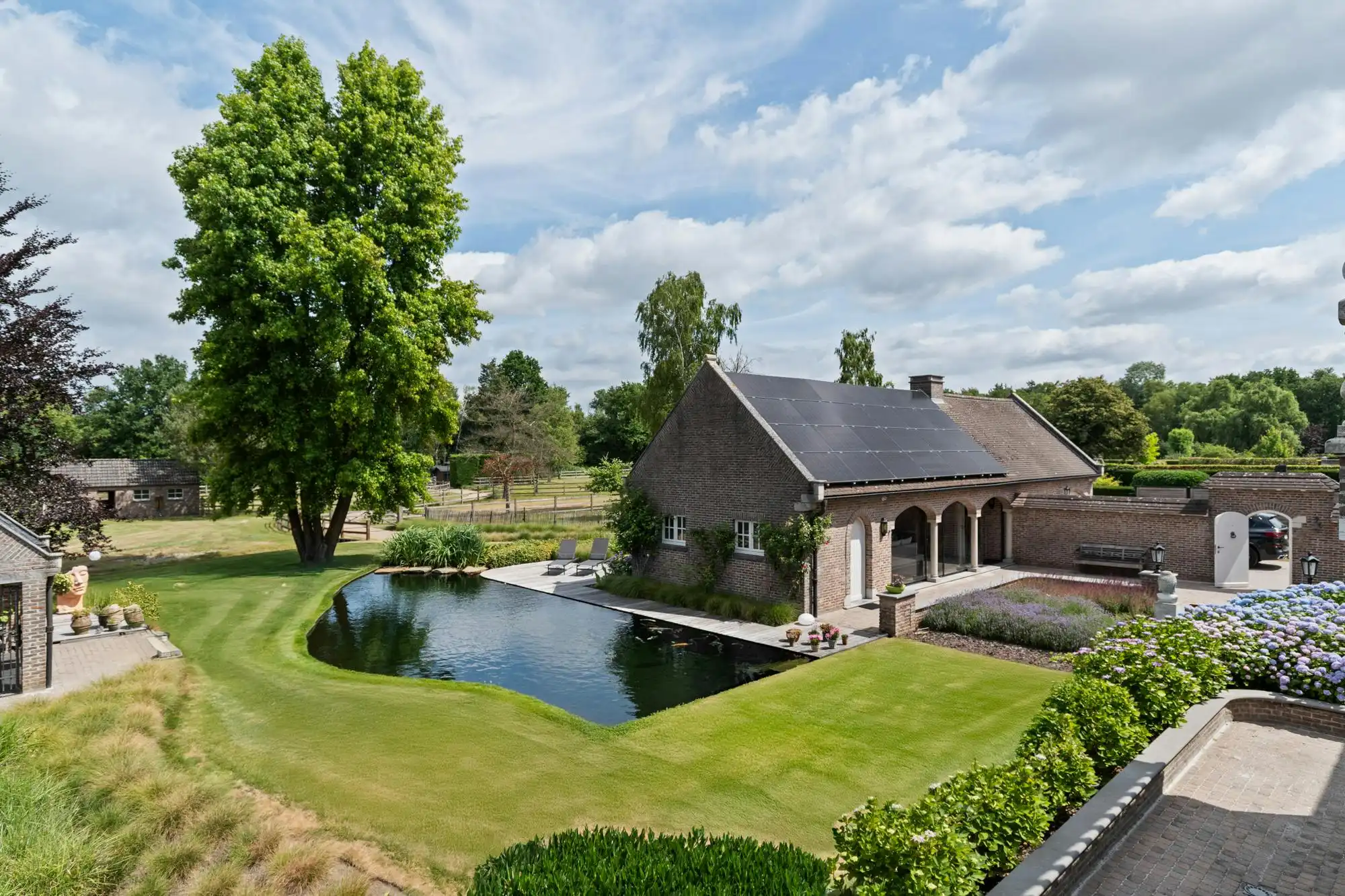 Villa met praktijkruimte en weilanden te koop in Geel foto 37