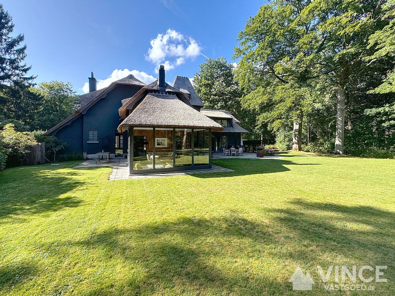 Prachtige villa met grote tuin foto 30