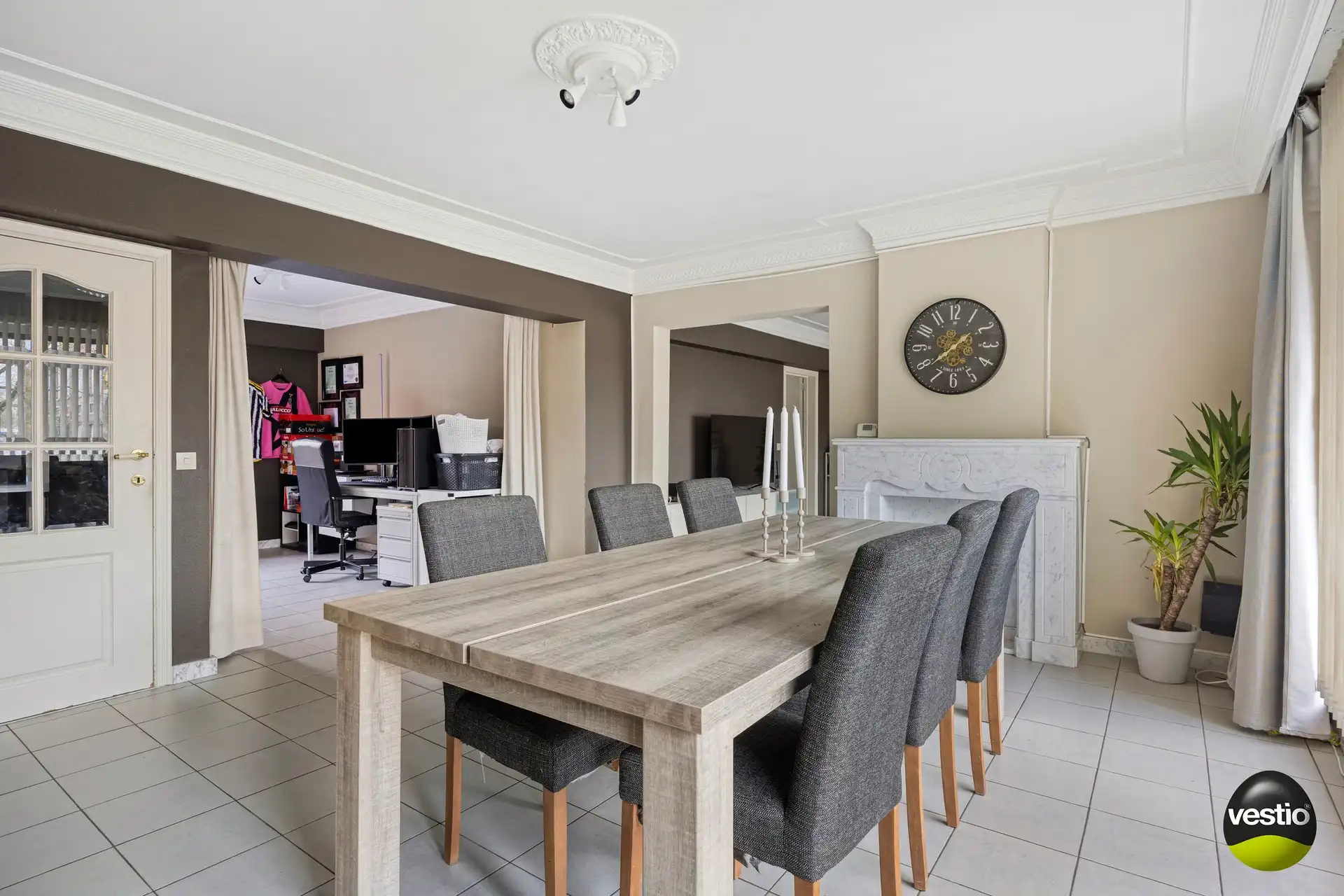 Handelshuis met absolute topligging en verhuurd bovenliggend appartement in hartje Alken. foto 11