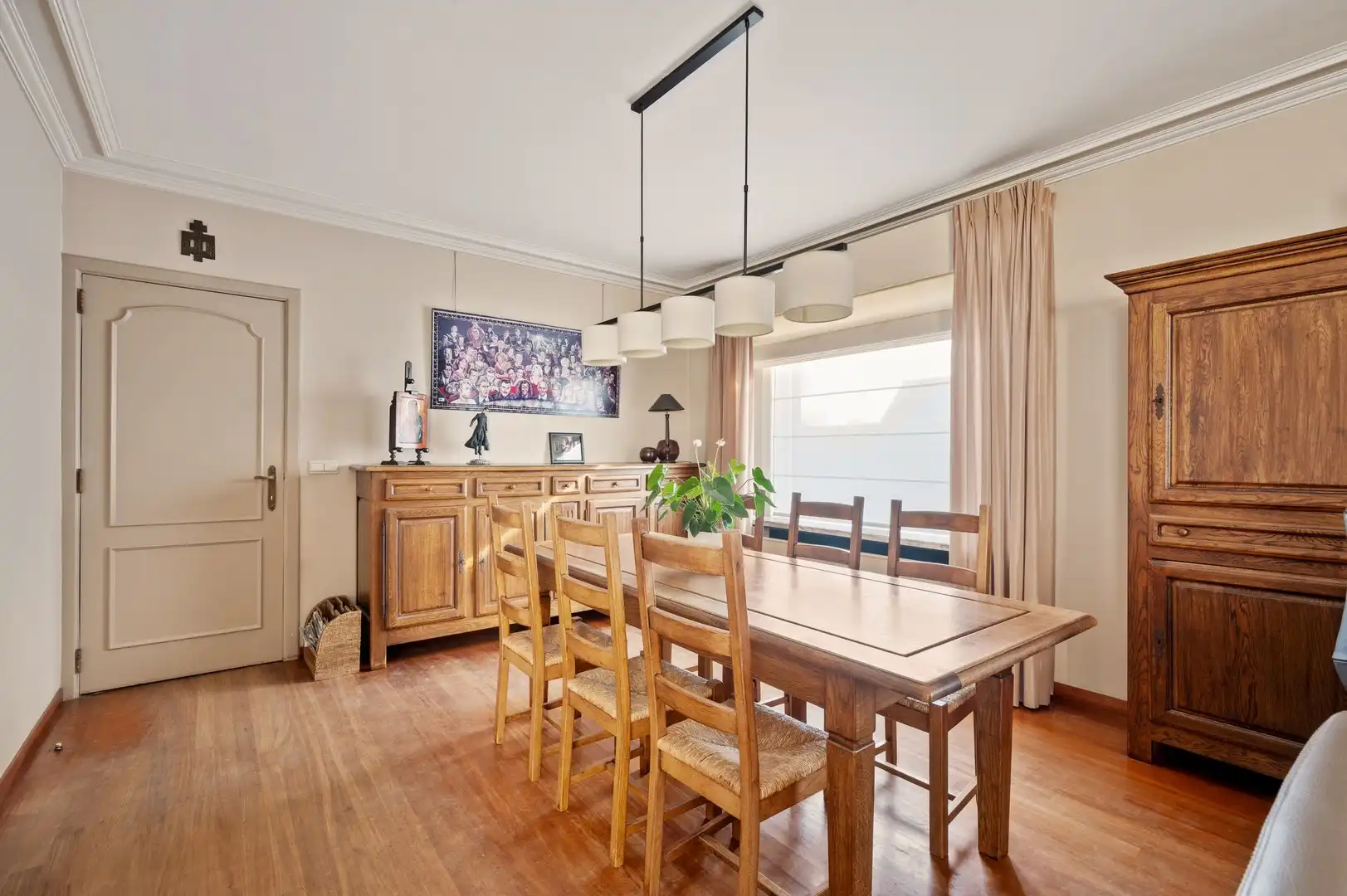 Unieke eigendom met vrijstaande woning met kantoor, loods en een grote dubbele garage foto 4