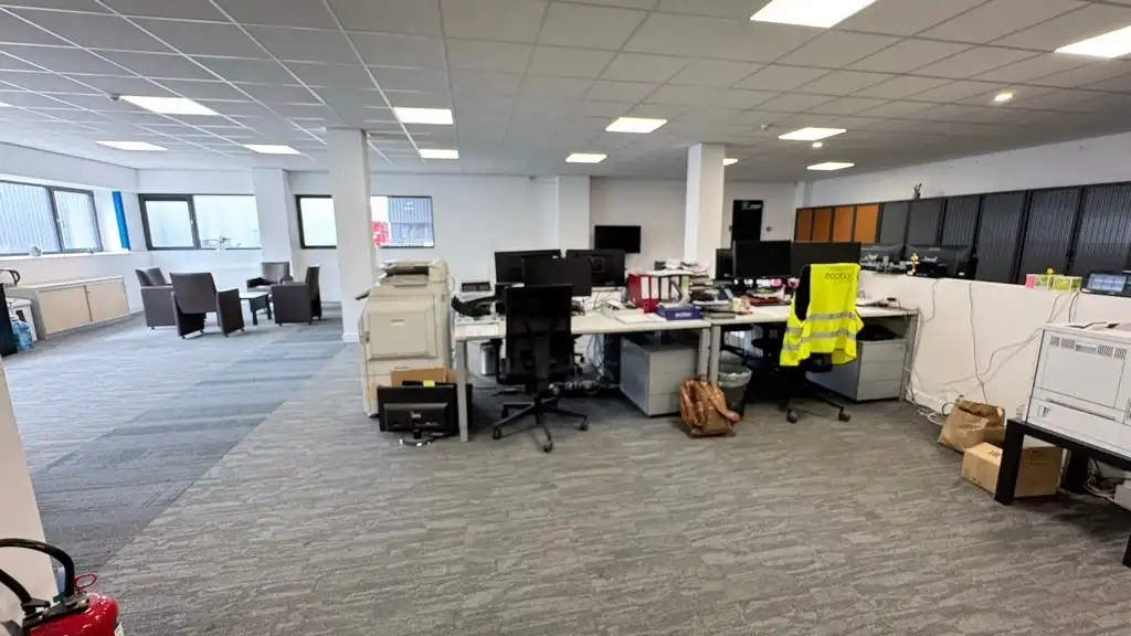 Magazijn met laadkades en kantoor te huur in Malle foto 7