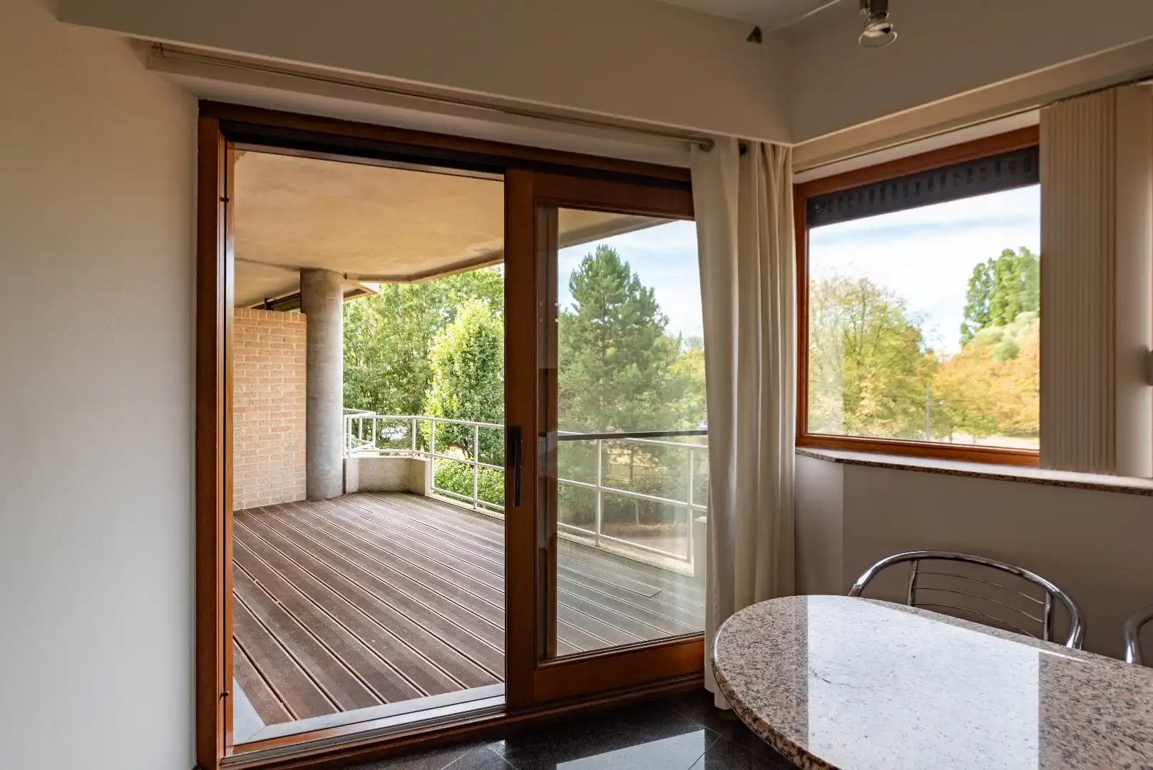 Ruim 2-slaapkamerappartement met twee terrassen en autostaanplaat foto 6