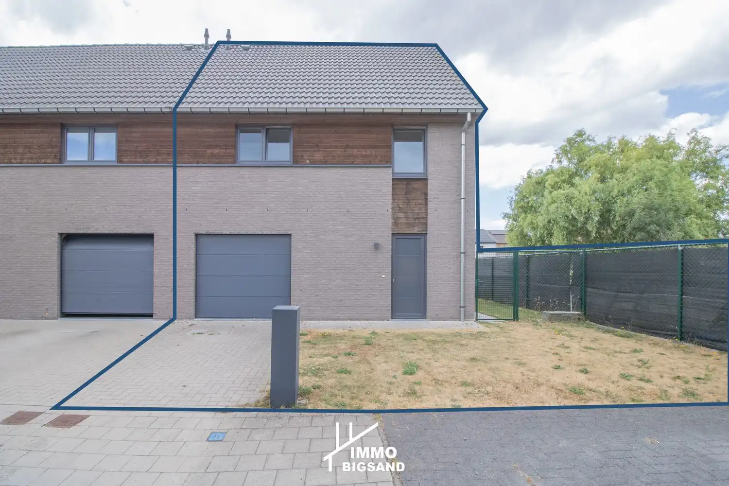 Halfopen nieuwbouwwoning te koop in rustige woonwijk met 4 slaapkamers (mogelijkheid 5 slaapkamers) foto {{pictureIndex}}