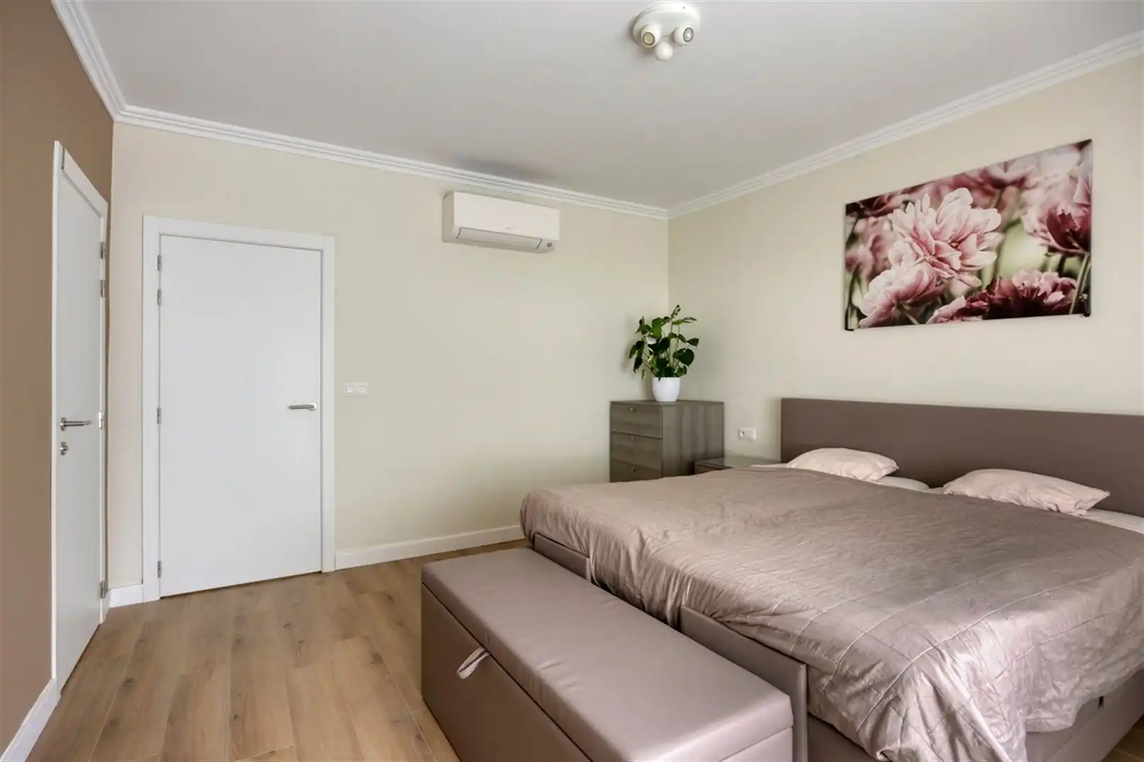 Gerenoveerde, energiezuinige villa met 6 slaapkamers. foto 14