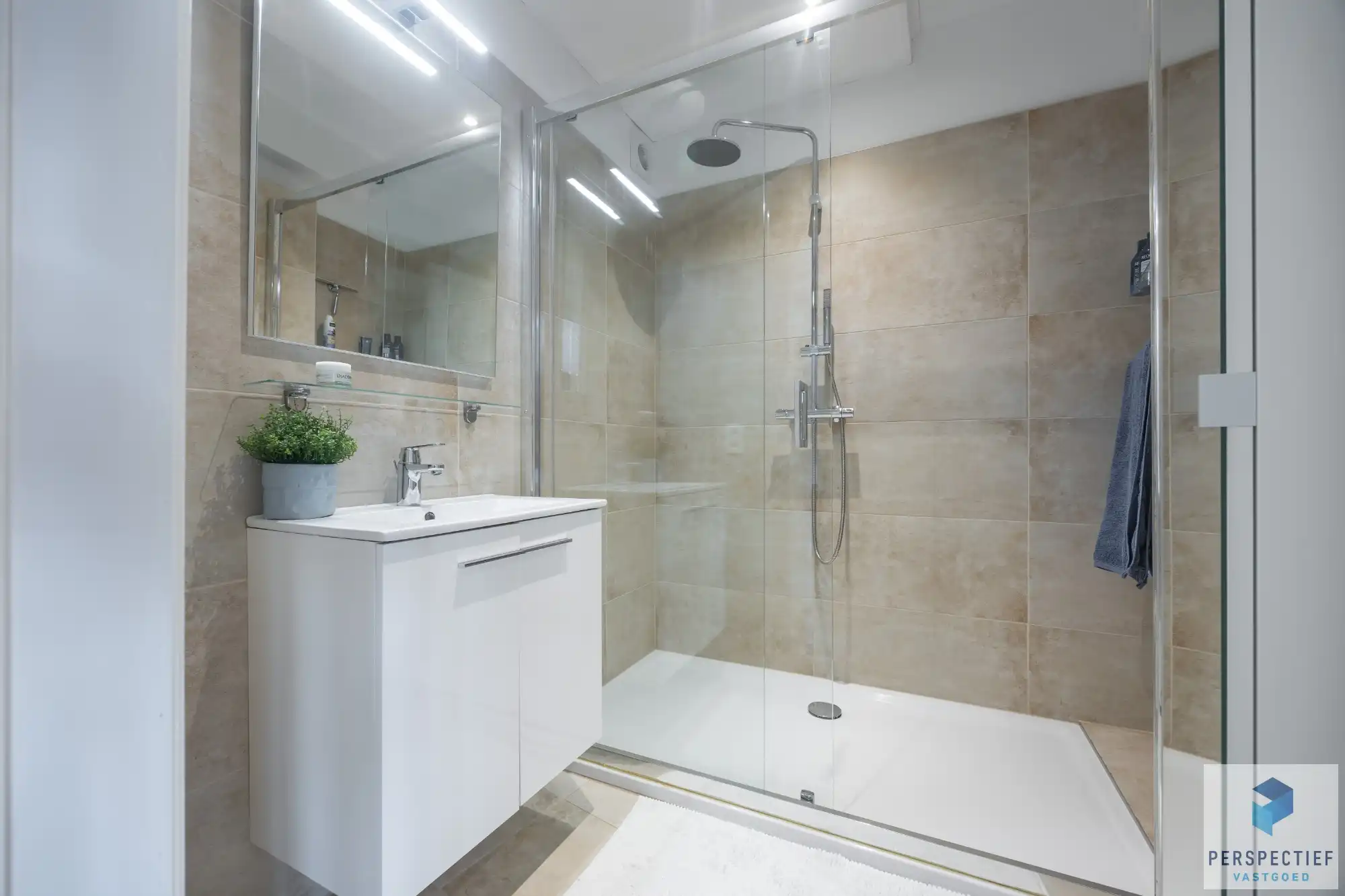 Goed gelegen ruim vernieuwd 2 slaapkamer appartement met terras en grote berging. foto 17