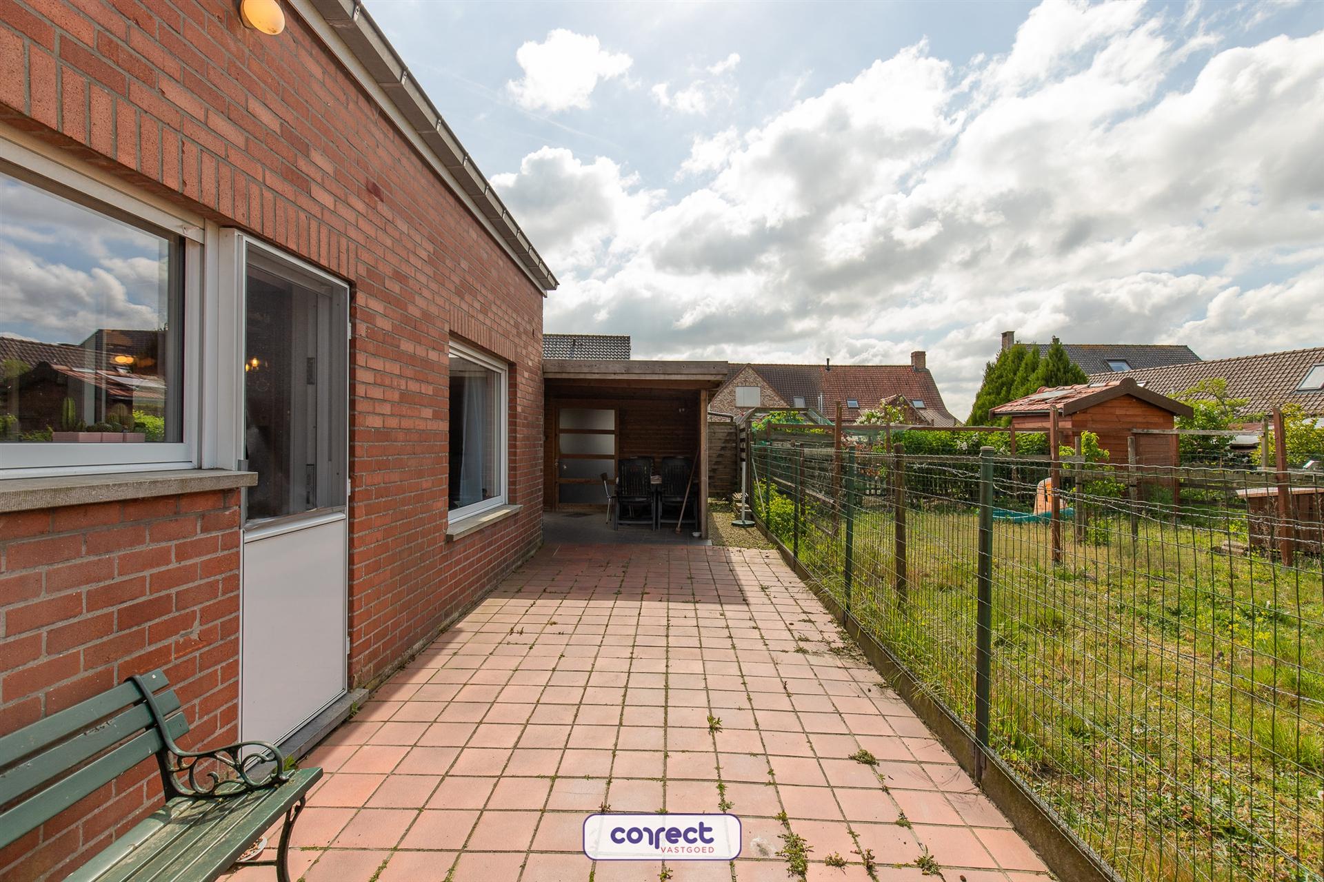 Zeer rustig gelegen, op te frissen laagbouwvilla met 3 slaapkamers op groot perceel. foto 11